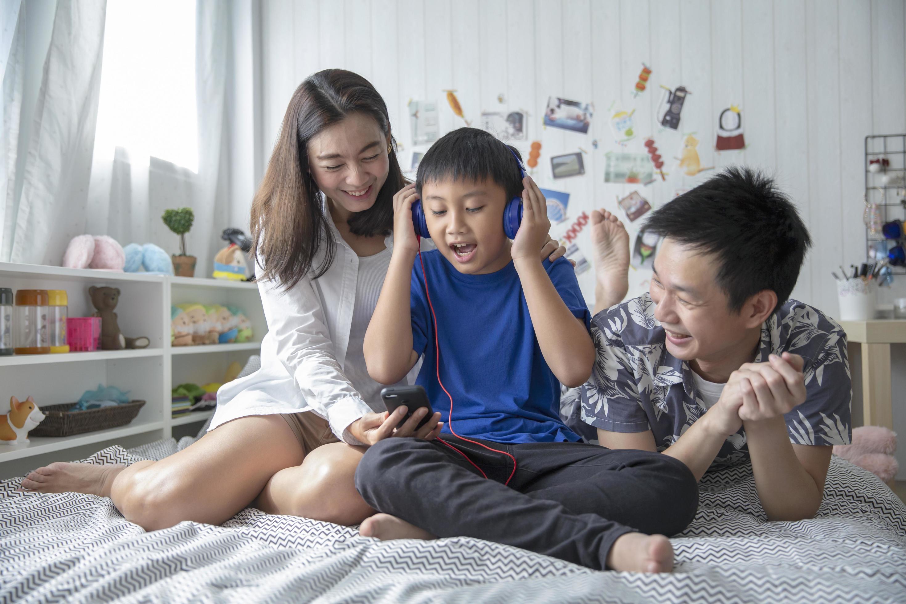 Family listening to music together Stock Free