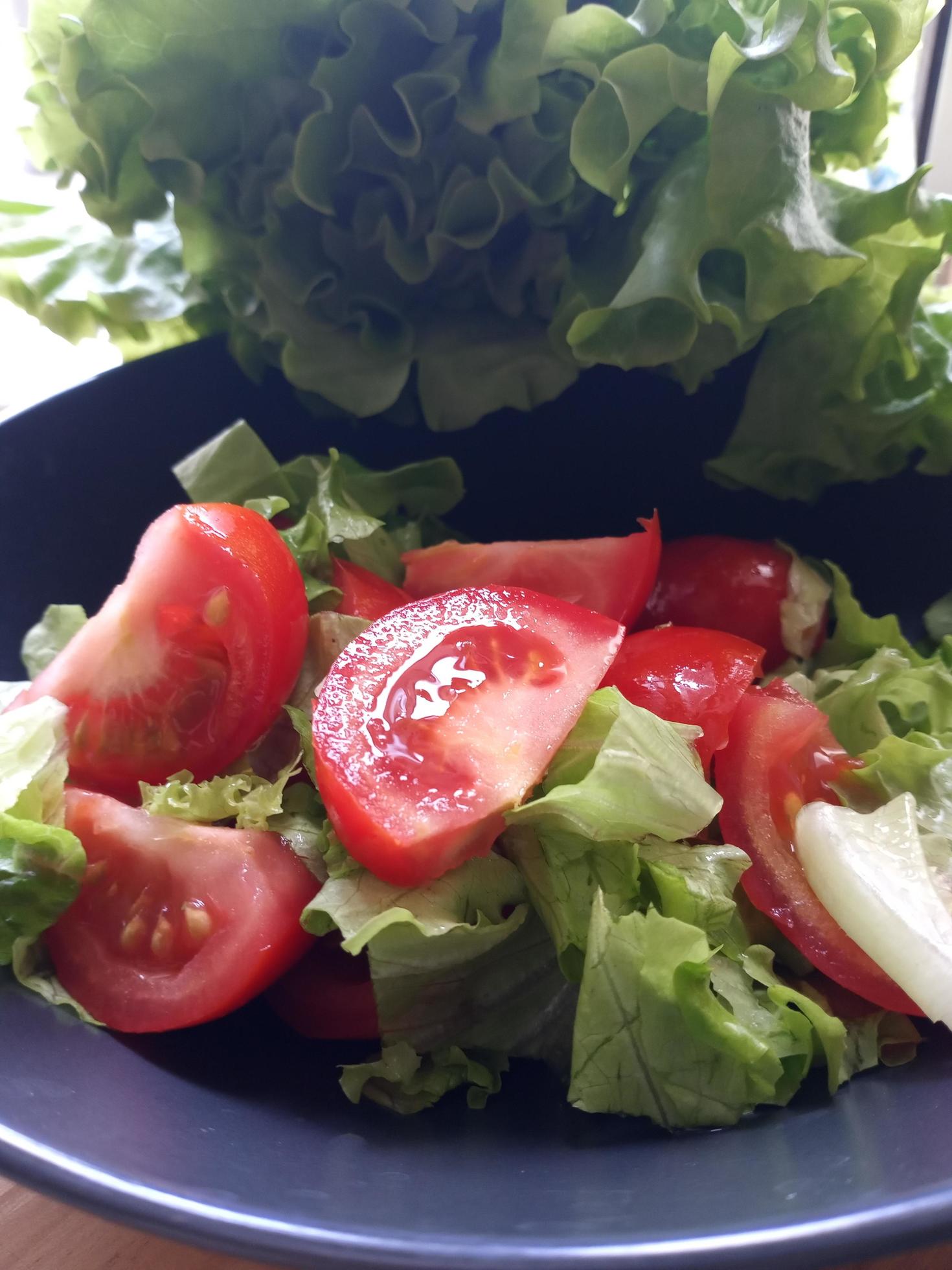 Plate with tomato salad. Healthy food, diet, cooking Stock Free