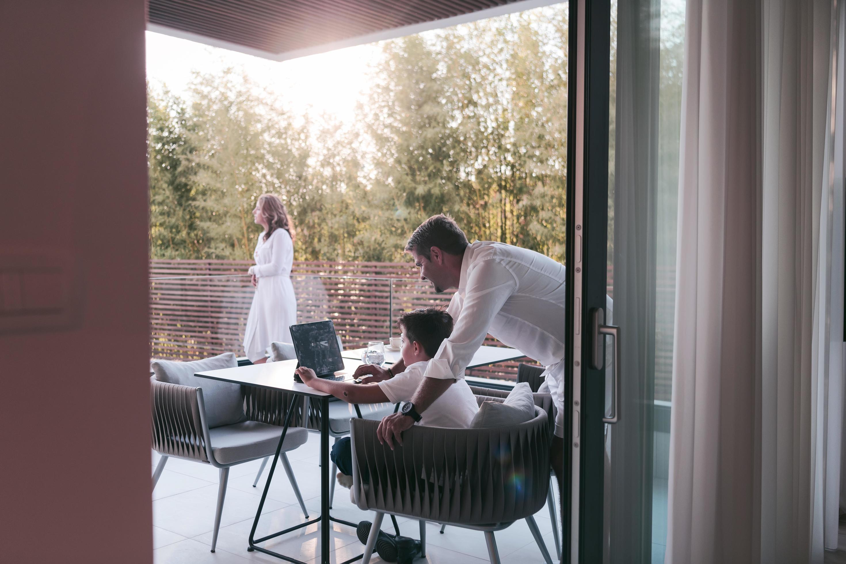 Family enjoying vacation Stock Free