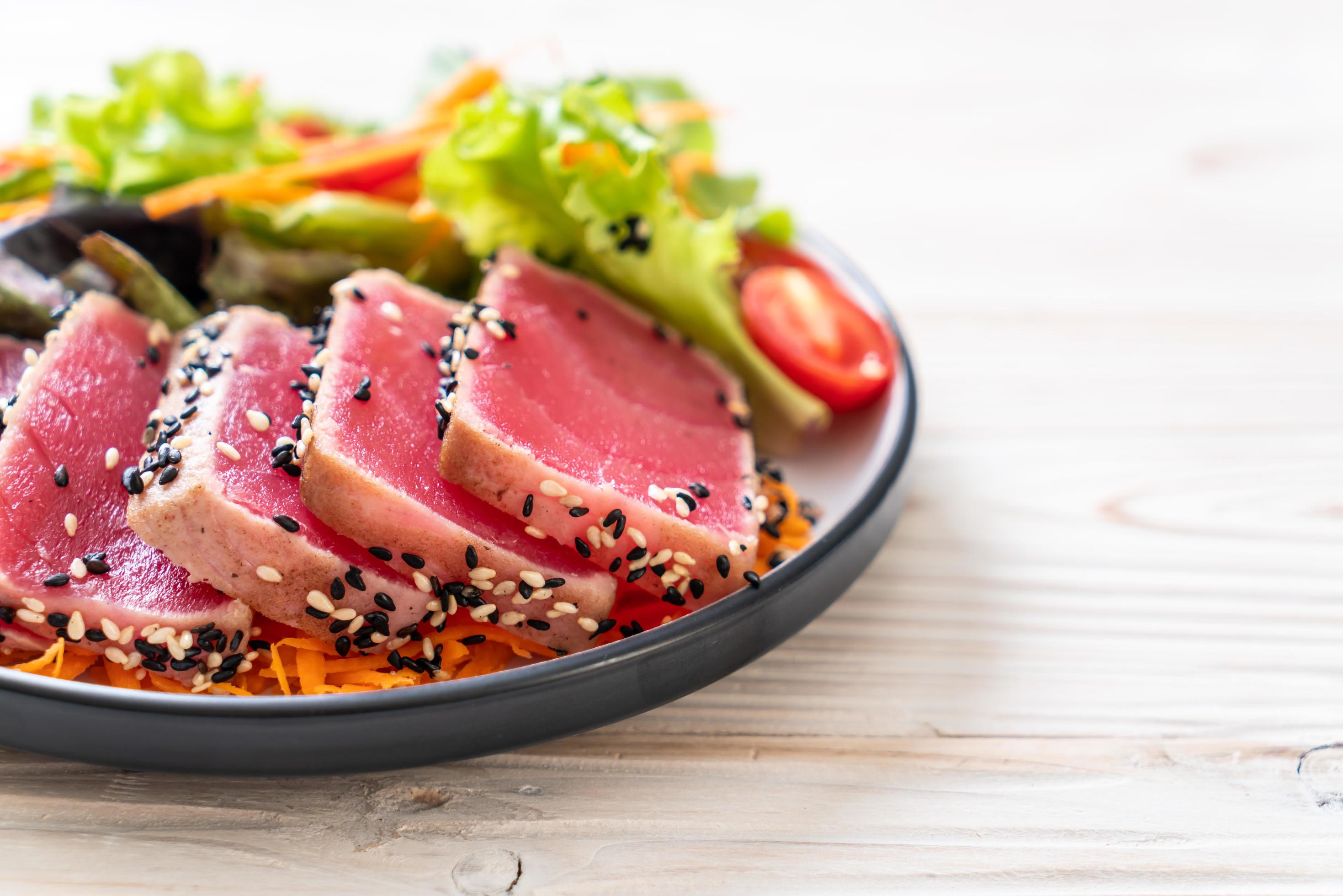 
									Fresh tuna raw with vegetable salad – healthy food Stock Free