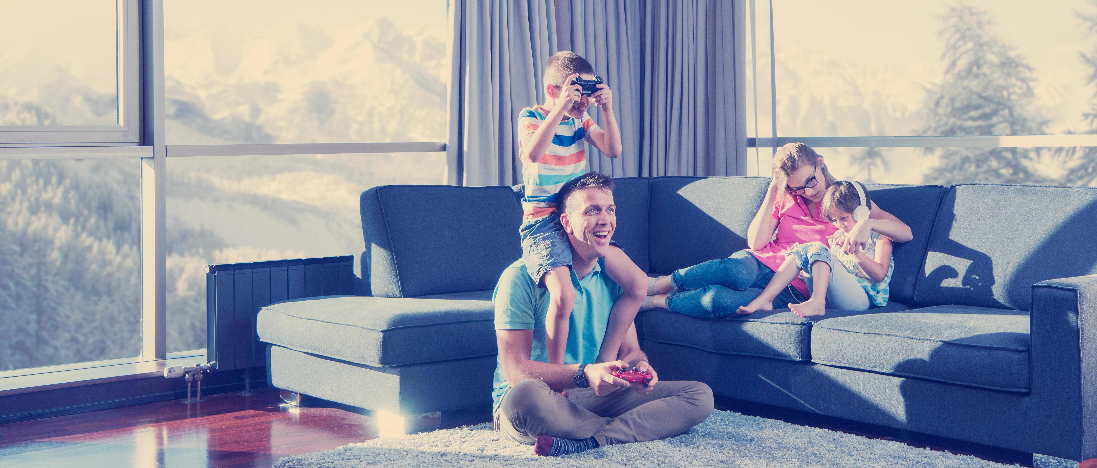 Happy family playing a video game Stock Free