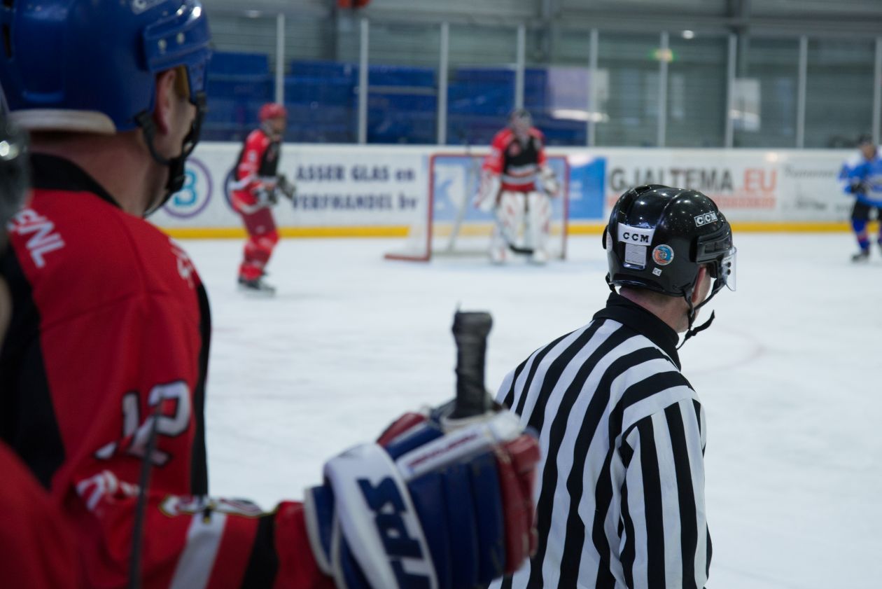 Ice hockey, the referee Stock Free