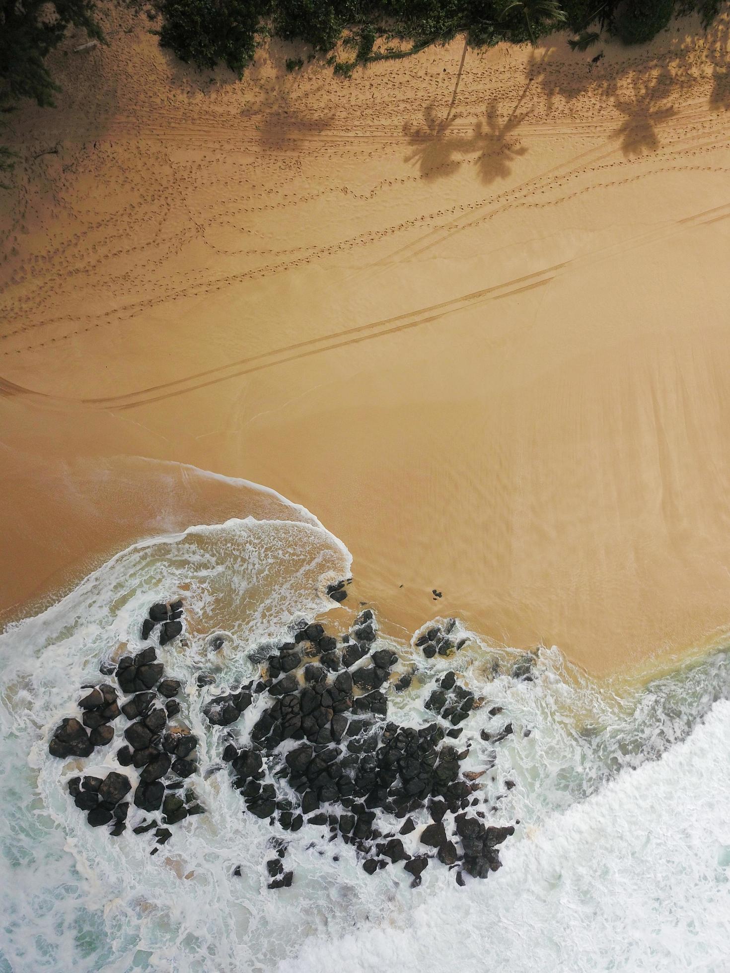 Water hitting rocks on shore Stock Free