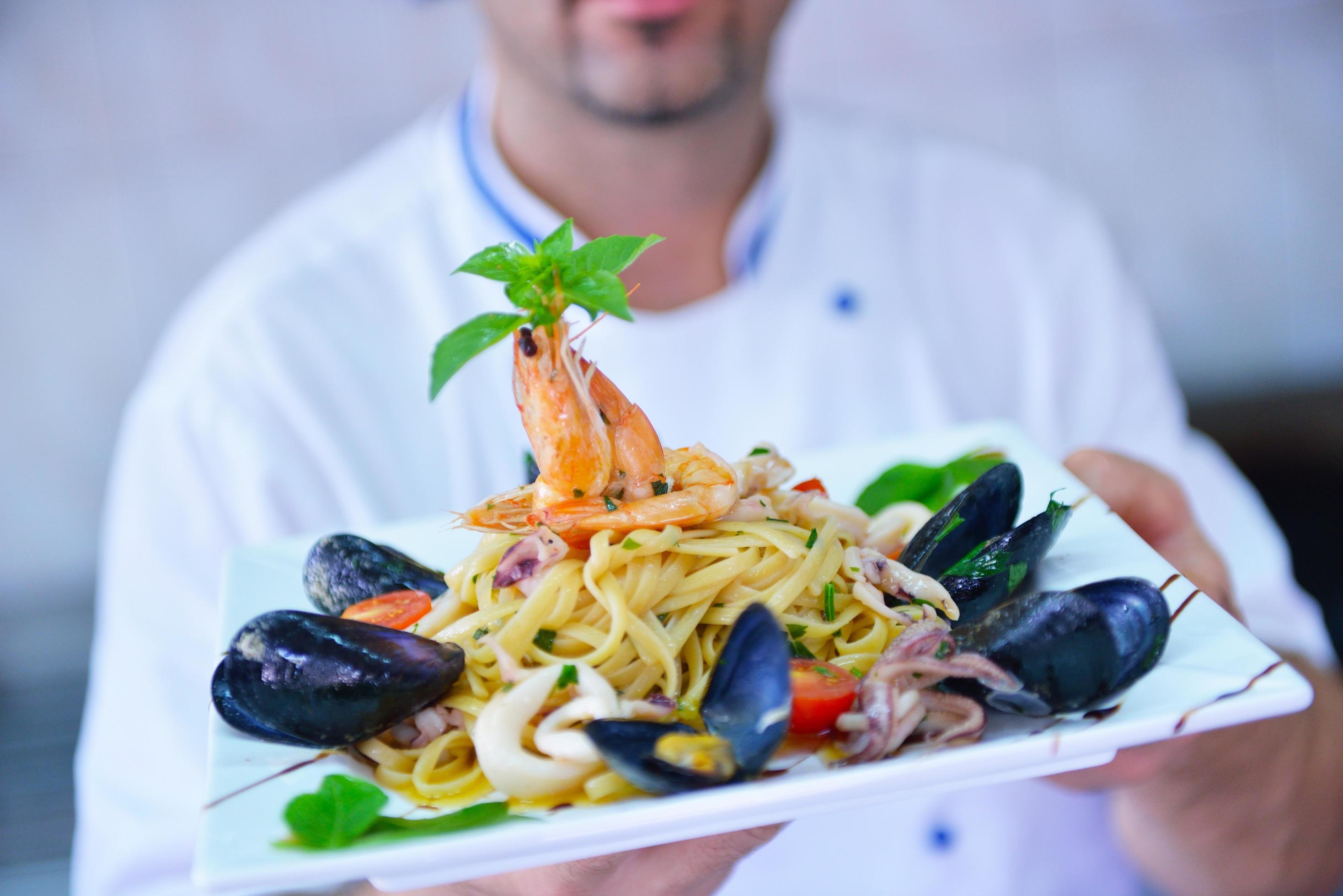 Chef preparing food Stock Free