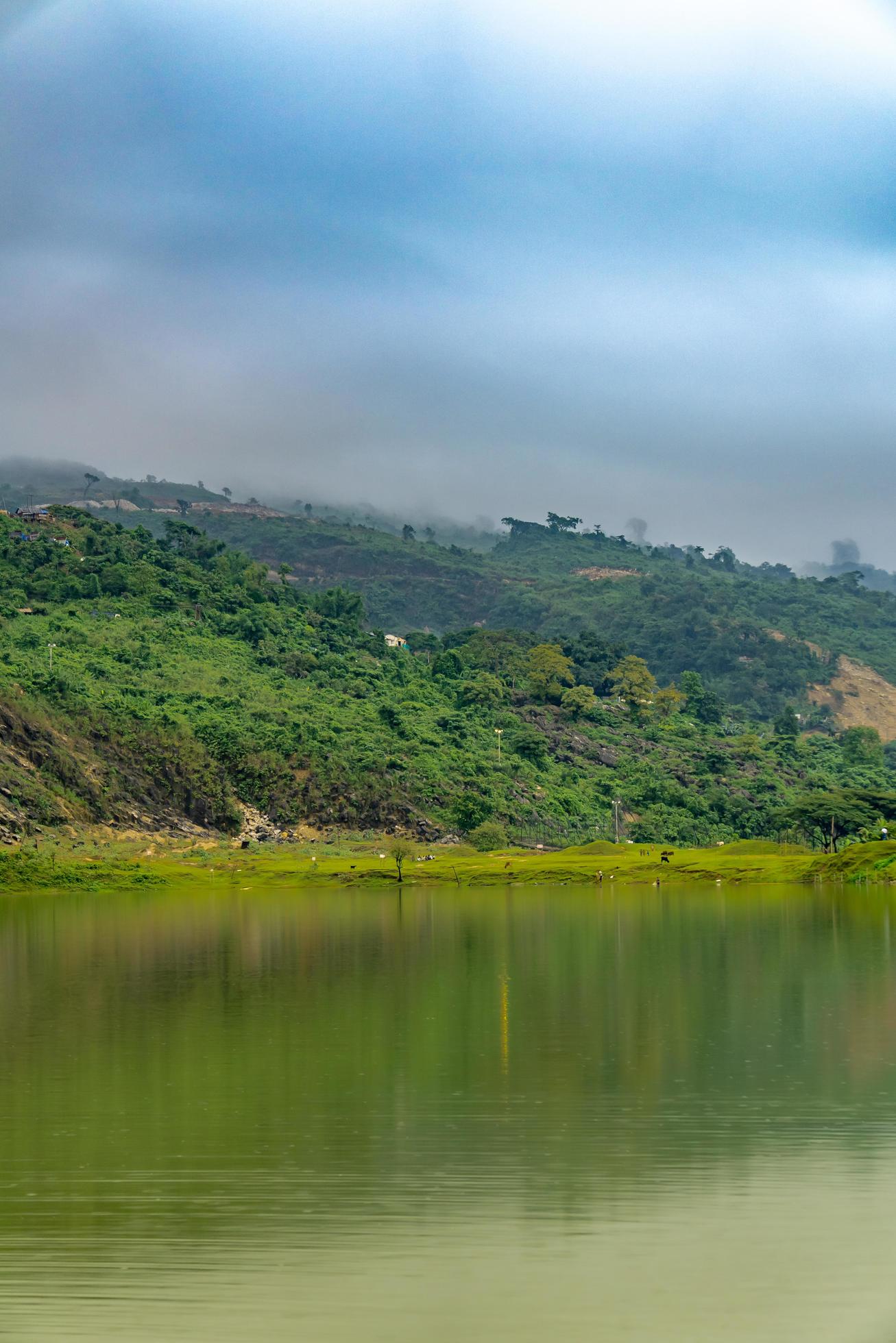 Natural landscape with lake and mountains, Selective Focus Stock Free