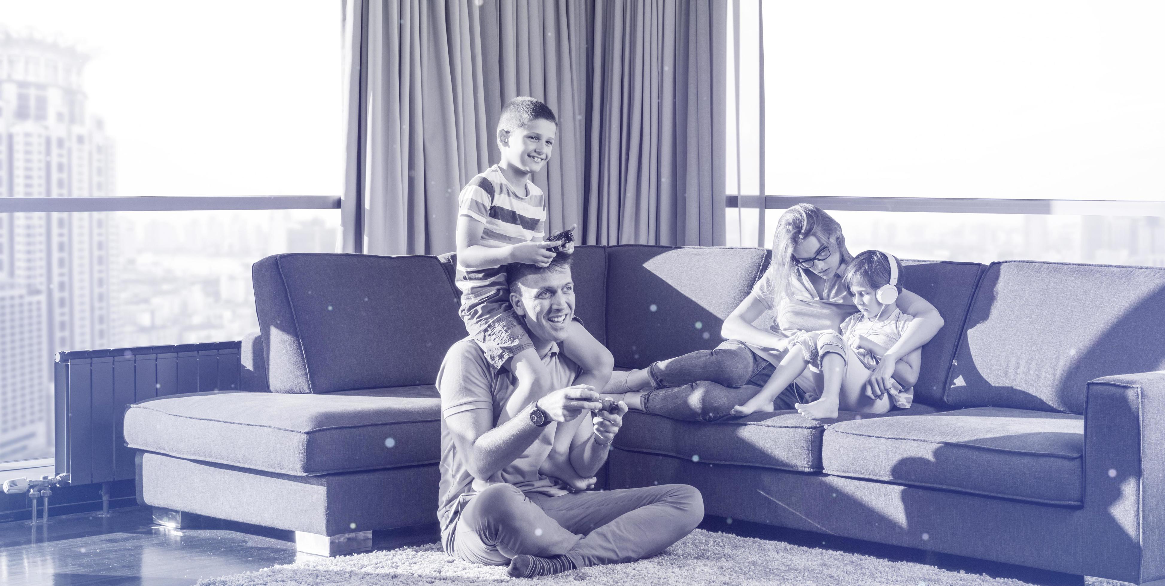 Happy family playing a video game Stock Free