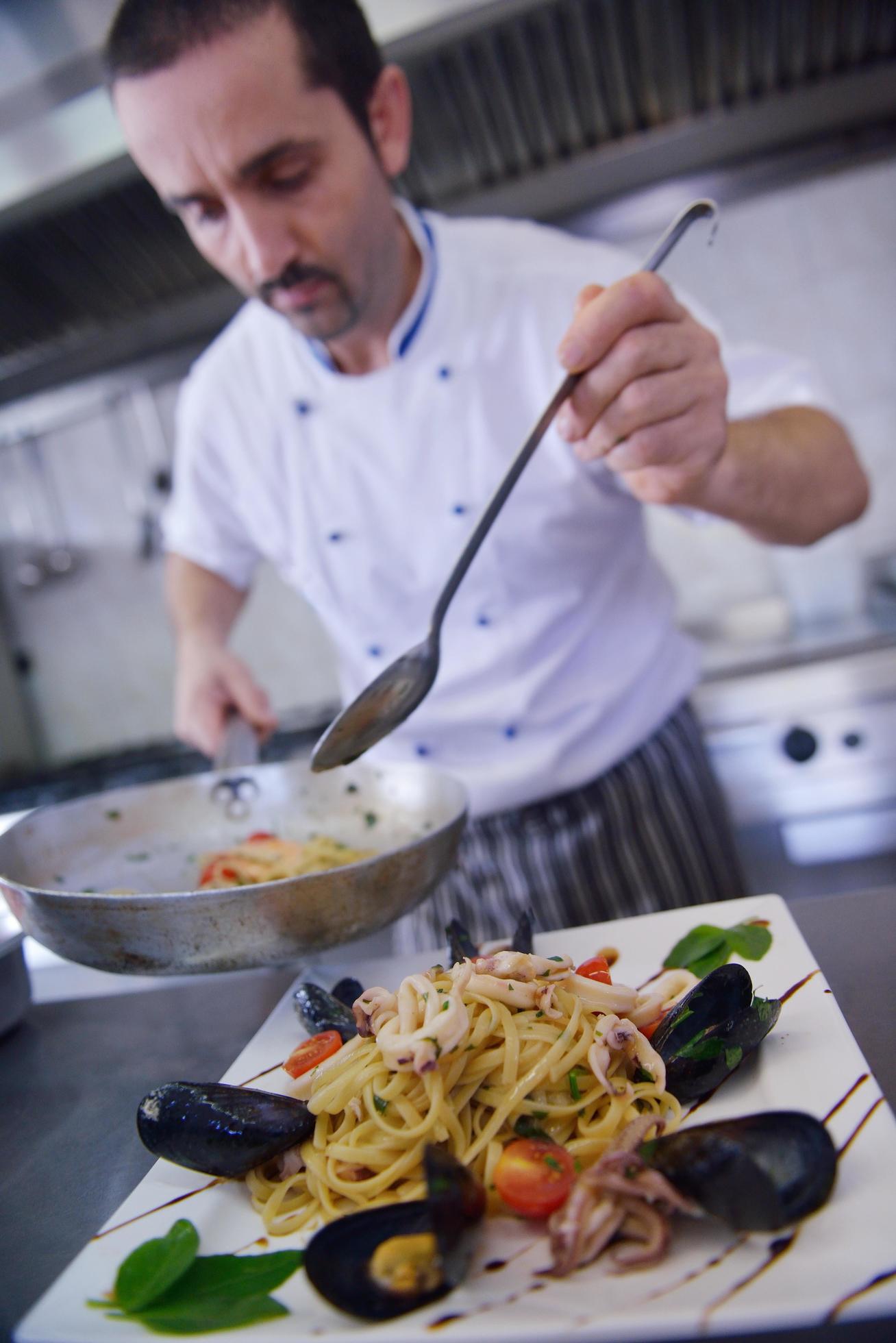 chef preparing food Stock Free