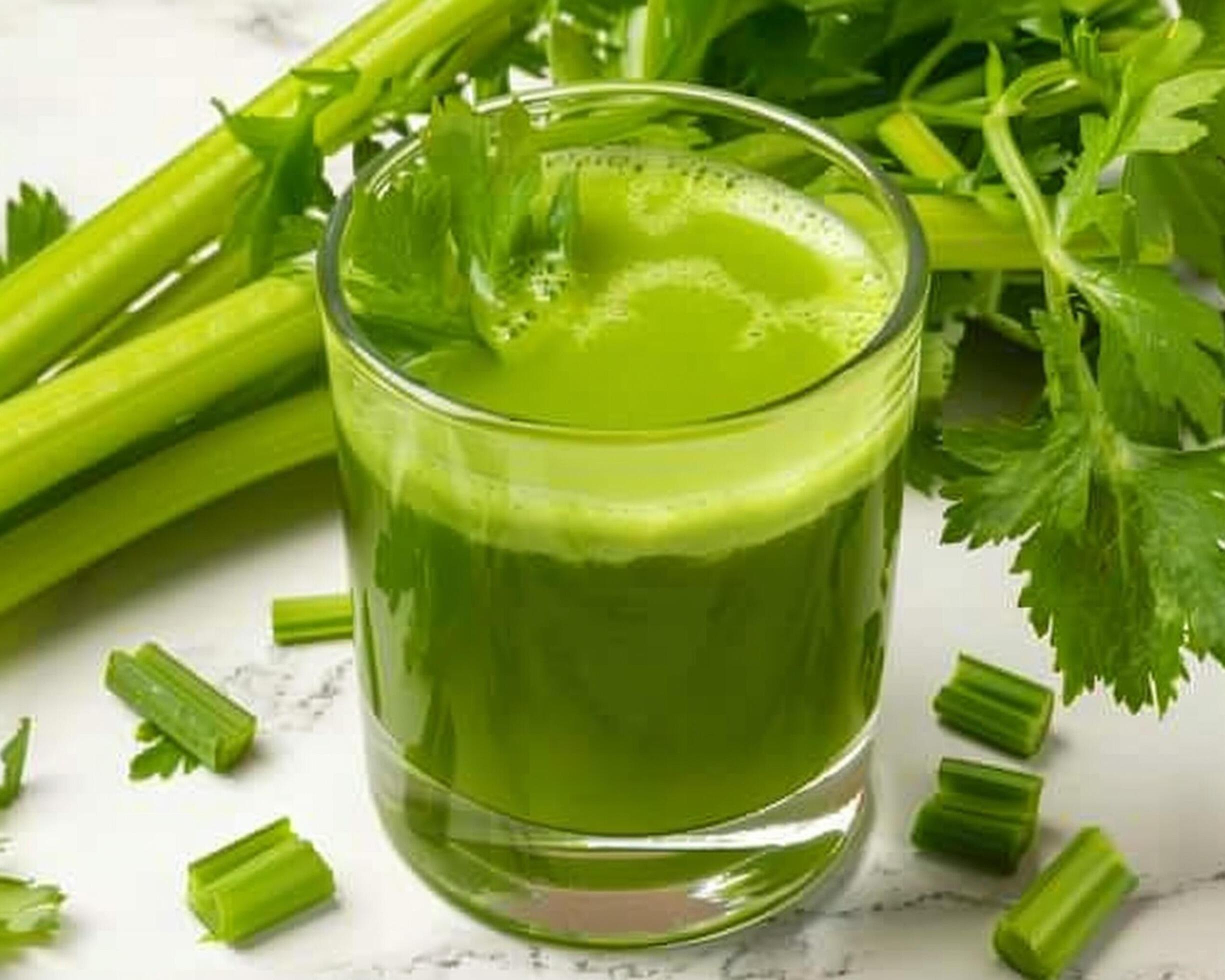 a glass of green juice with celery and celery Stock Free