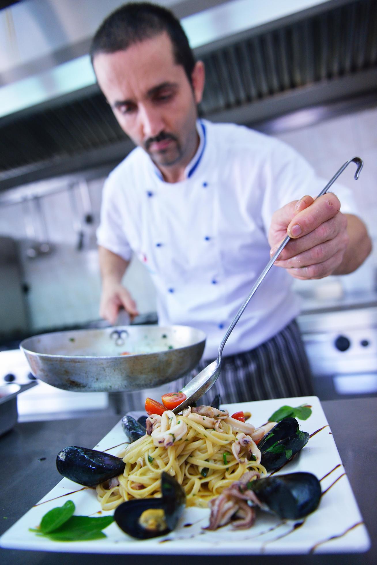 Chef preparing food Stock Free