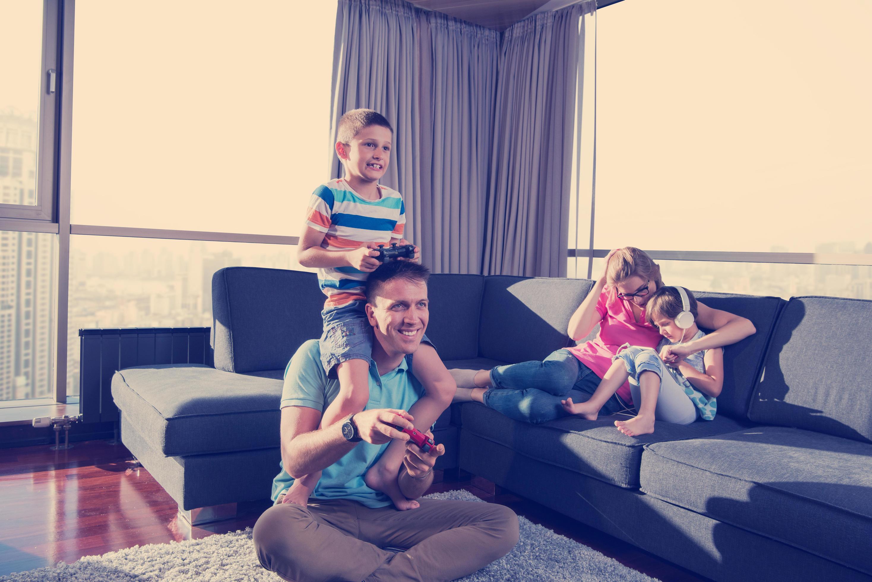 Happy family playing a video game Stock Free