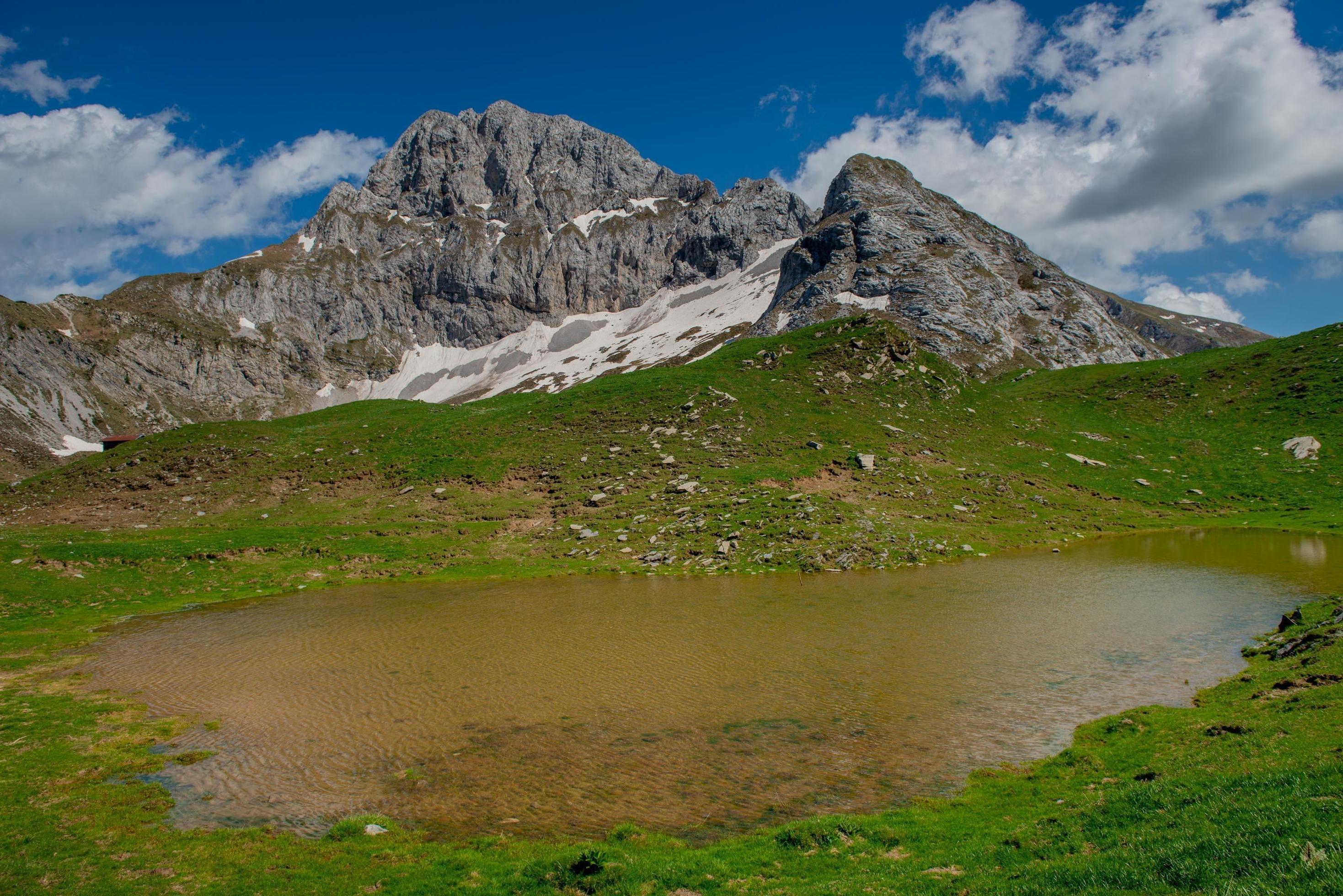 Mountain with lake Stock Free