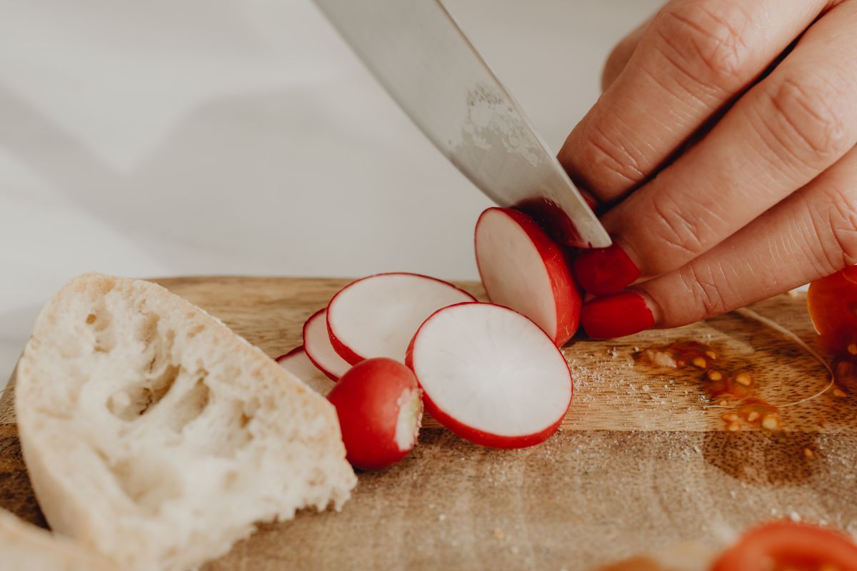 Woman making bruschetta with healthy ingredients Stock Free