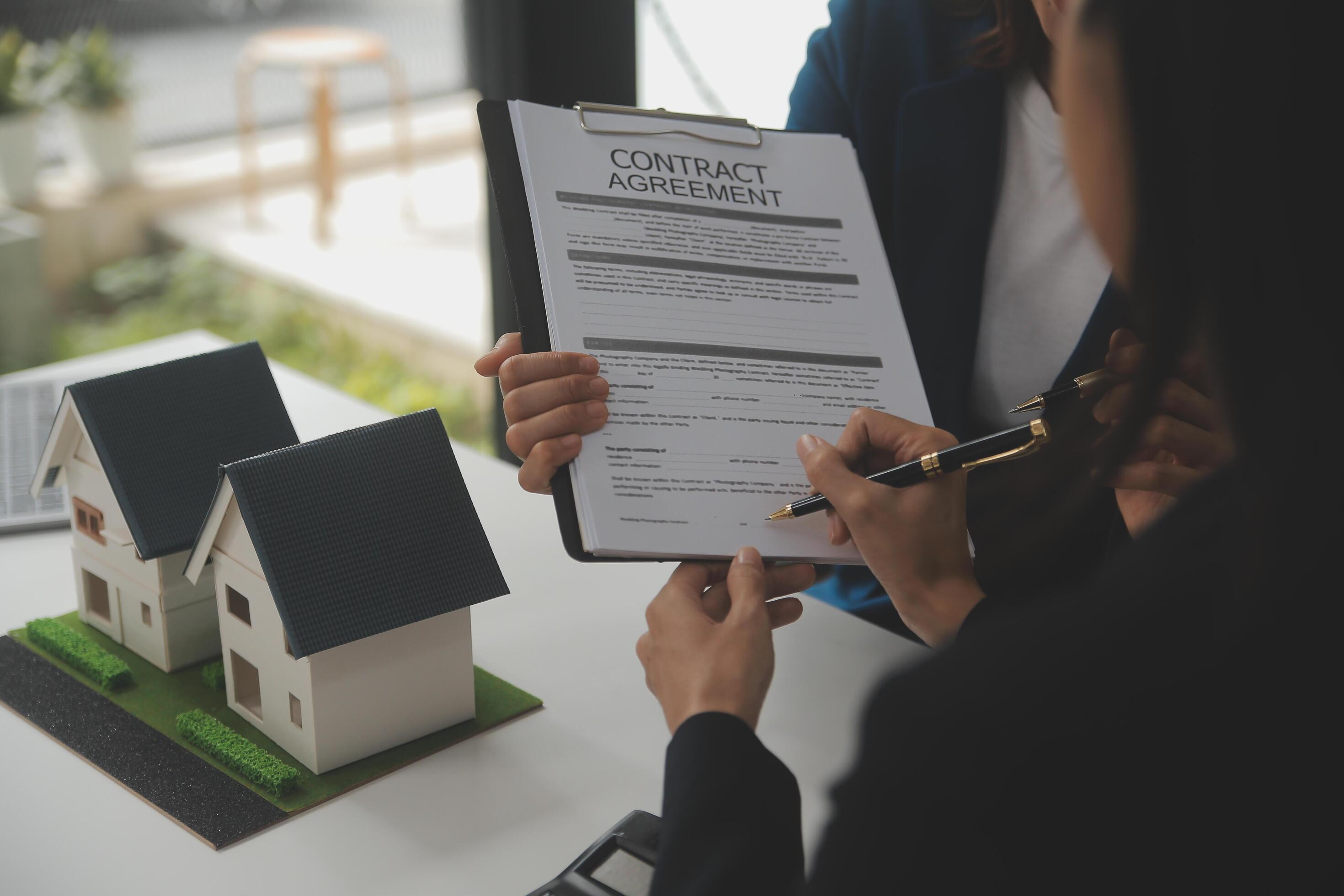 Business Signing a Contract Buy – sell house, insurance agent analyzing about home investment loan Real Estate concept. Stock Free