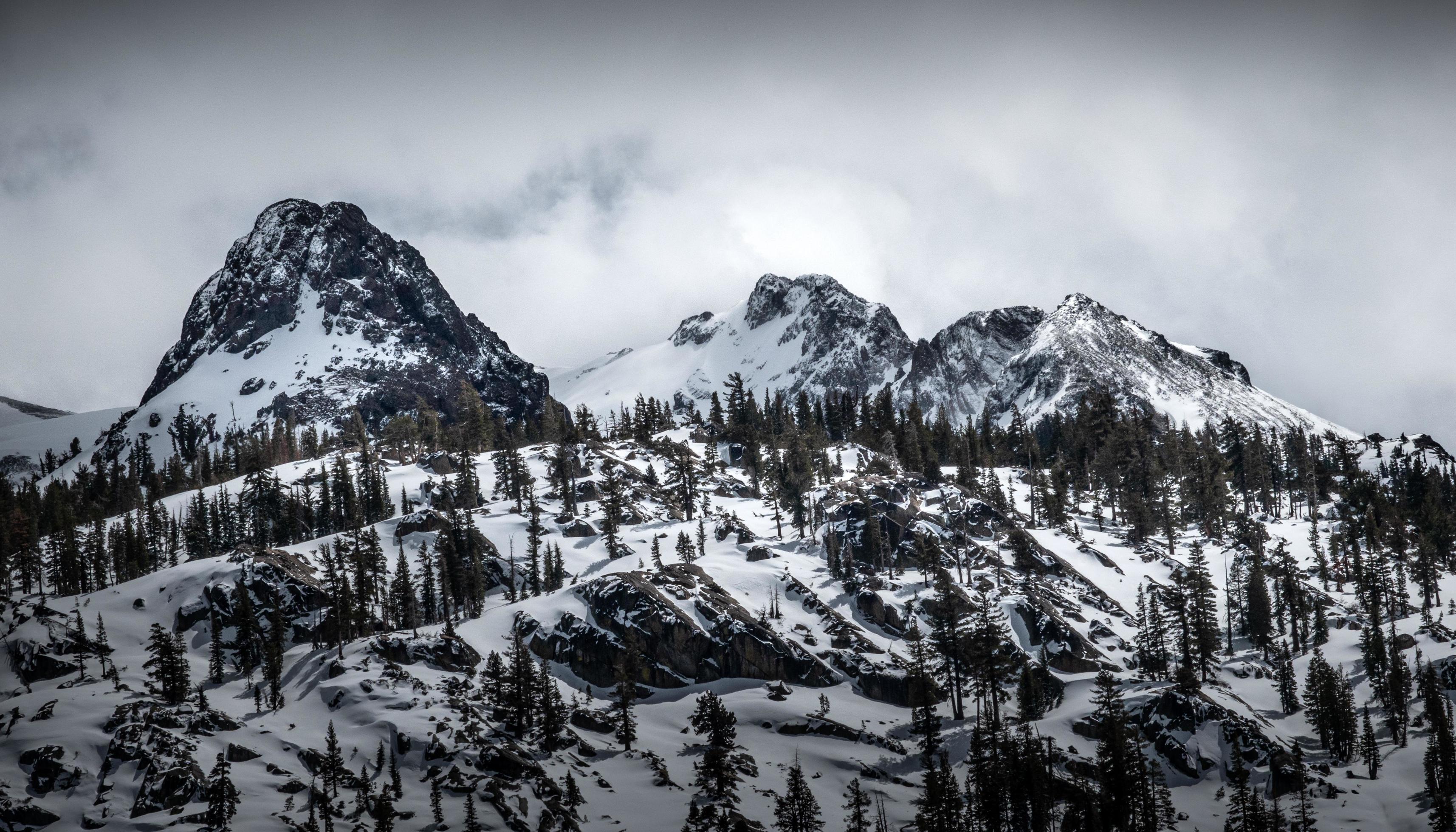 A snowy mountain range in the beautiful Tahoe National Forest in Northern California. Stock Free