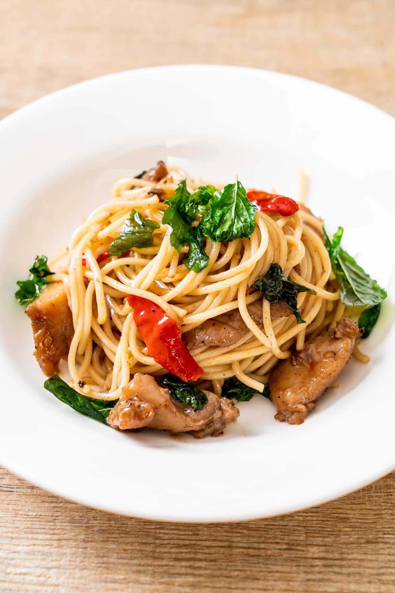 Stir-fried spaghetti with chicken and basil – fusion food style Stock Free