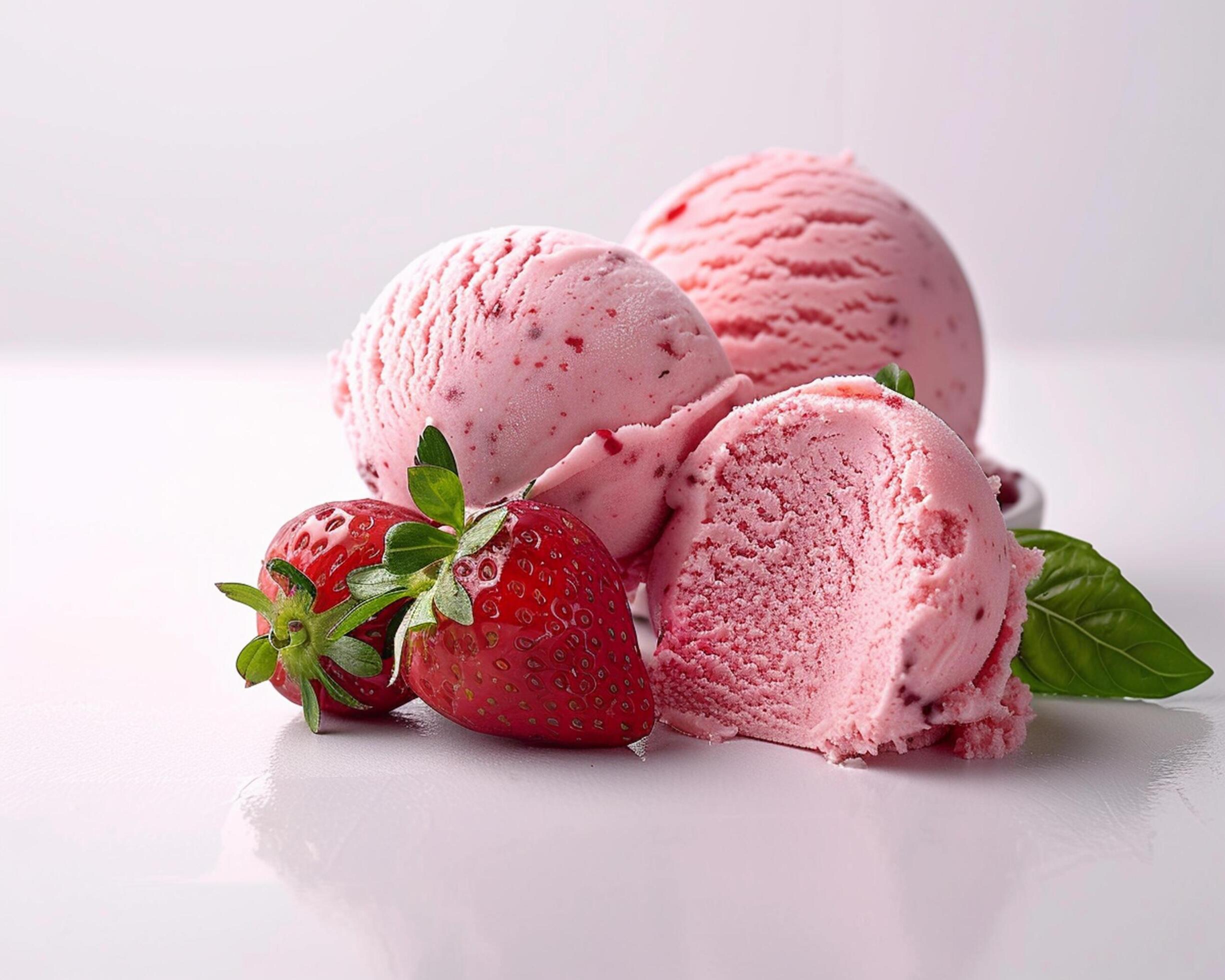 a strawberry and ice cream Stock Free