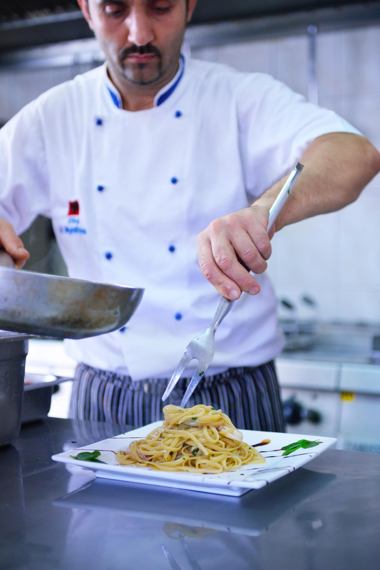 Chef preparing food Stock Free