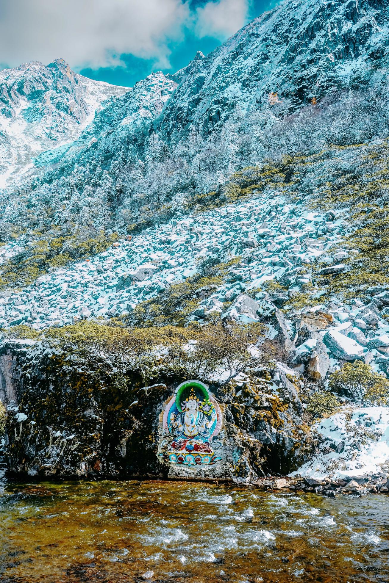 Stone carvings and paintings of Tibetan Buddha statues in the mountains of western Sichuan, China Stock Free