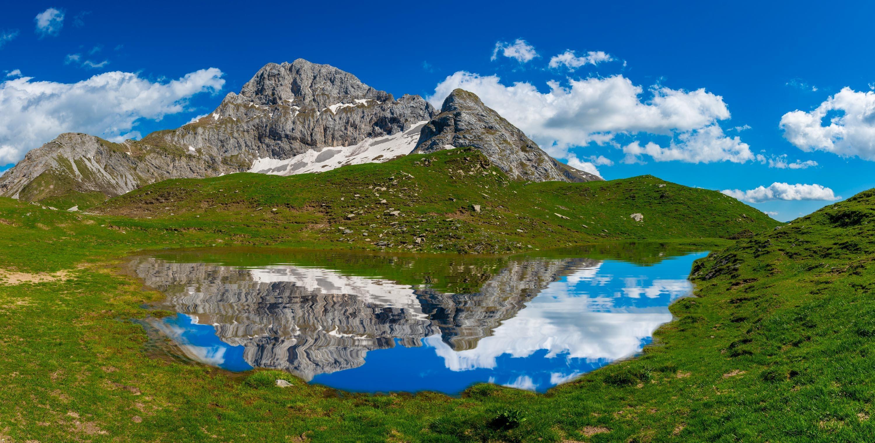 Mountain with lake Stock Free