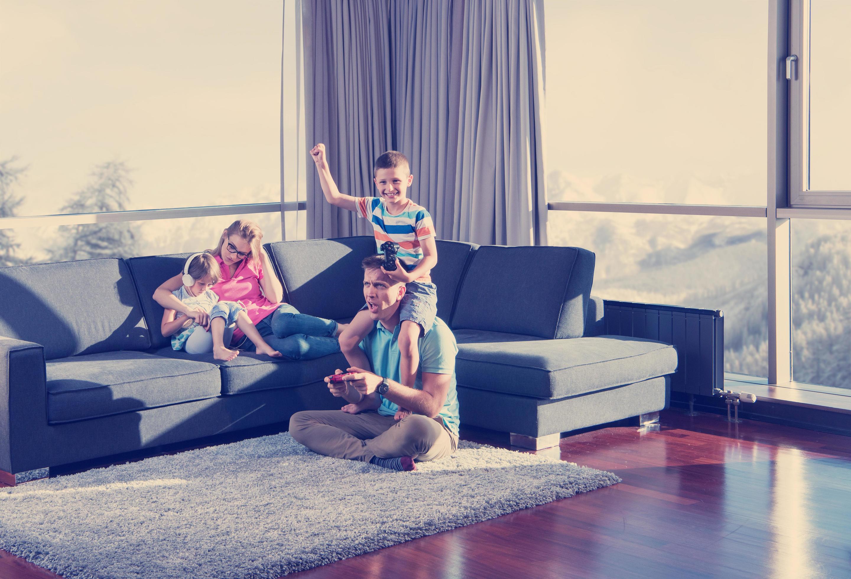 Happy family playing a video game Stock Free