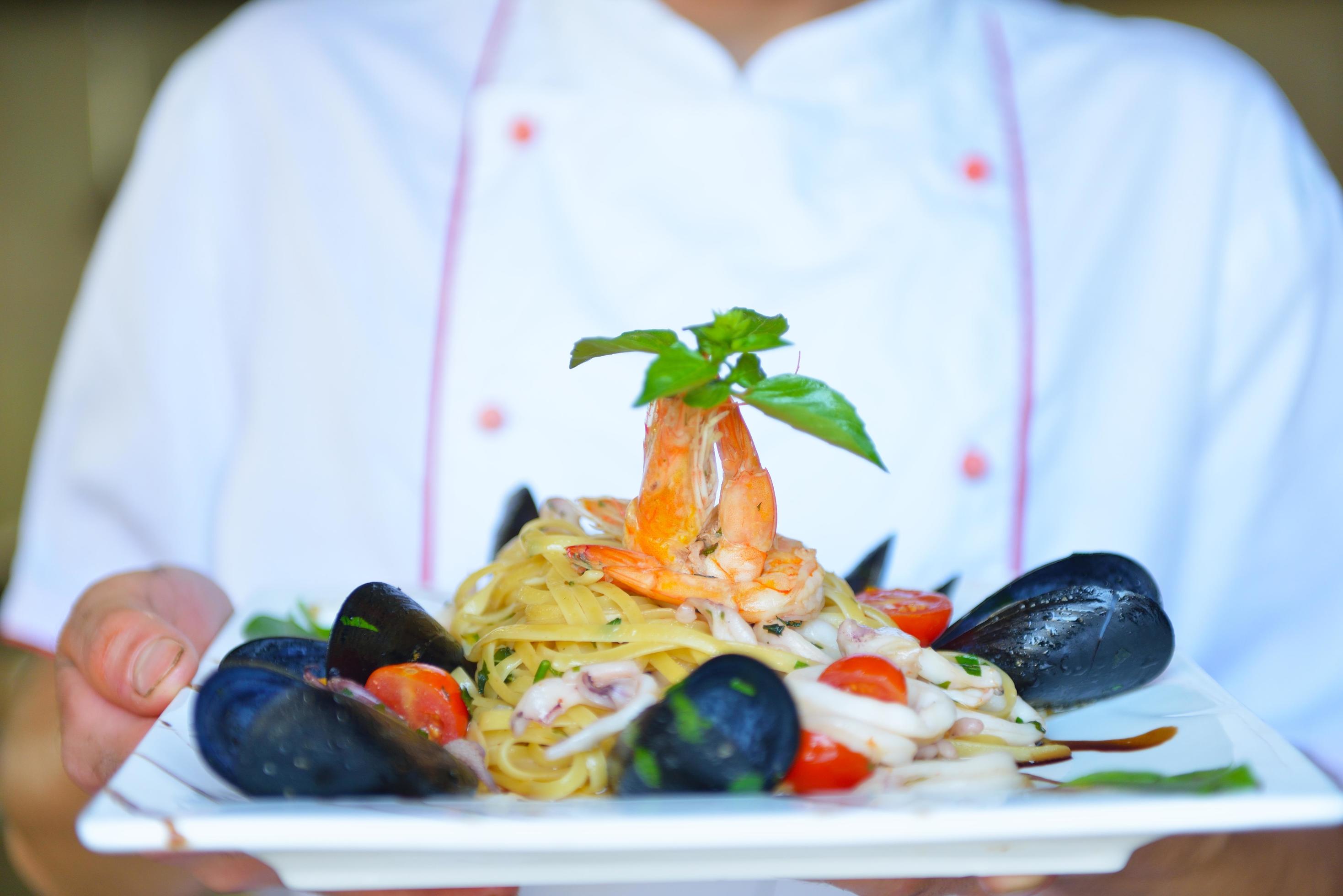 Chef preparing food Stock Free