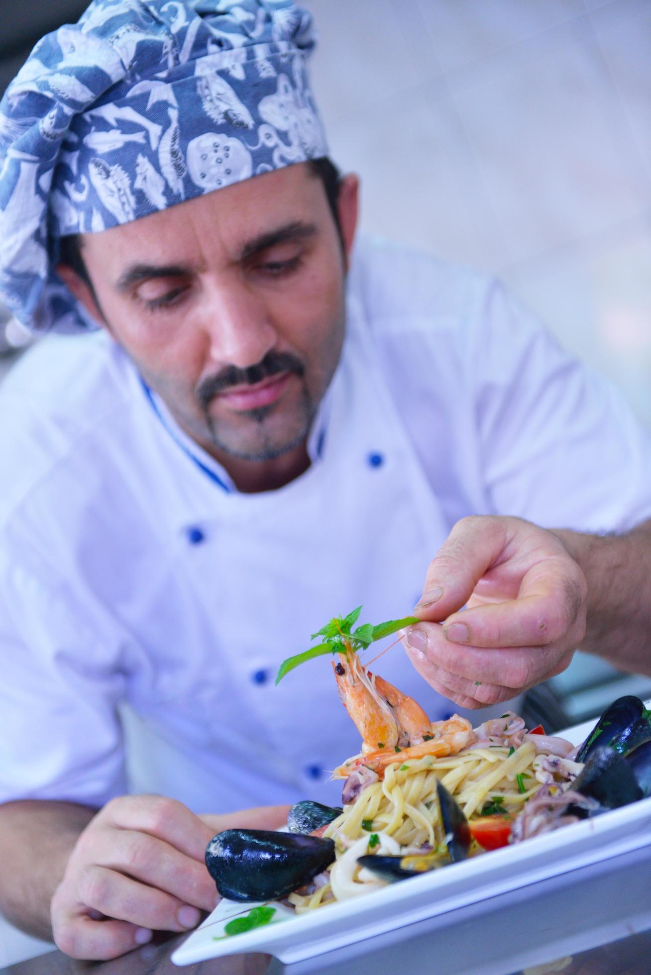 Chef preparing food Stock Free