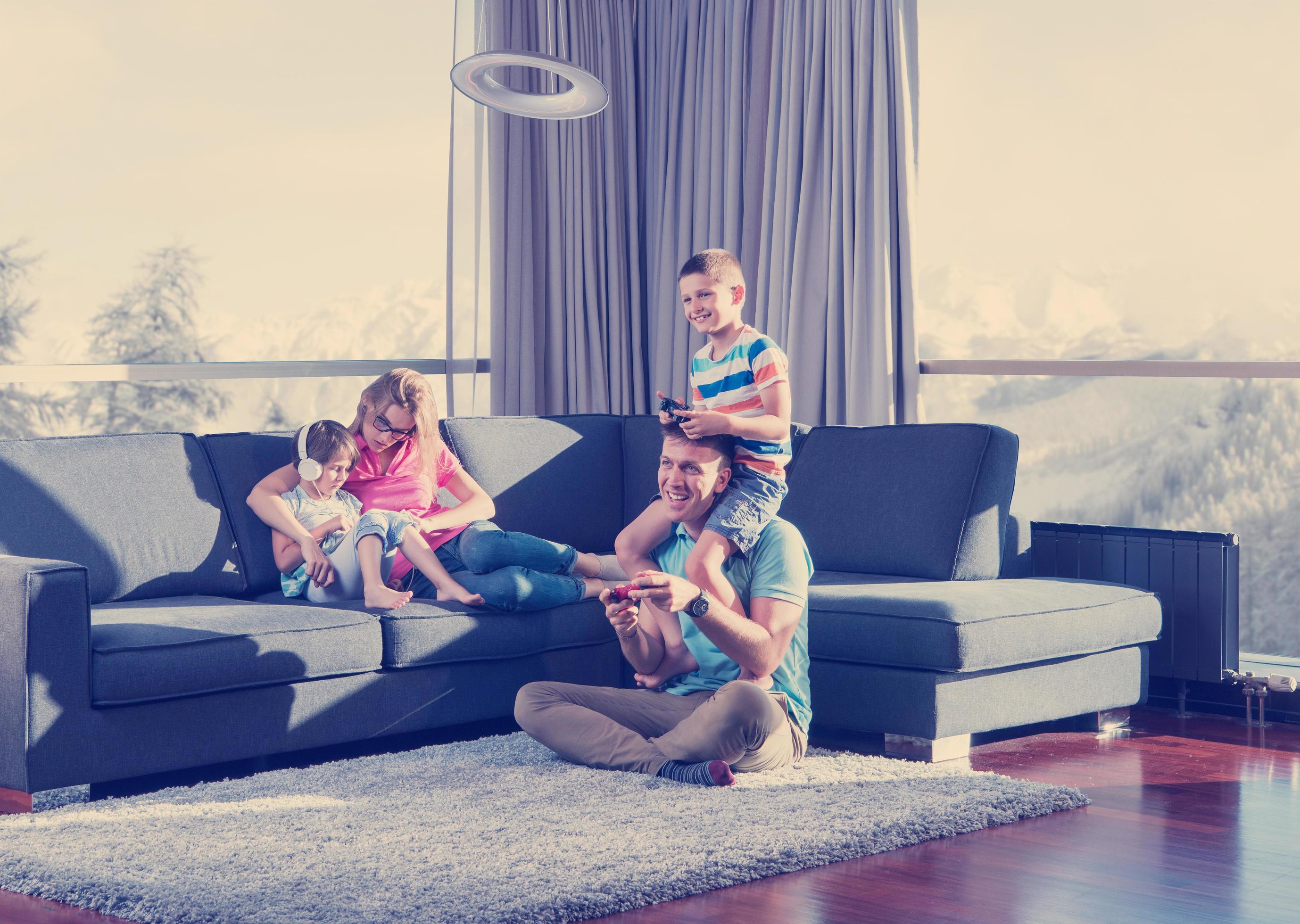 Happy family playing a video game Stock Free