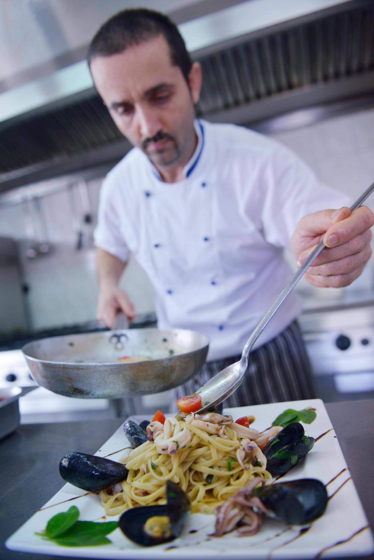 chef preparing food Stock Free