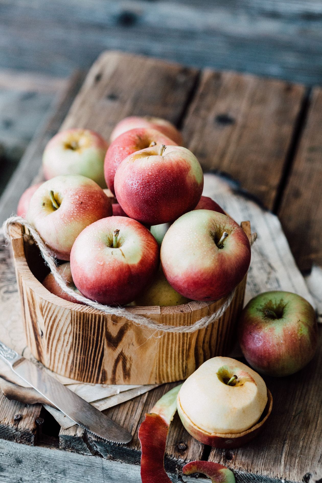 Apples in Wooden Bowl Stock Free