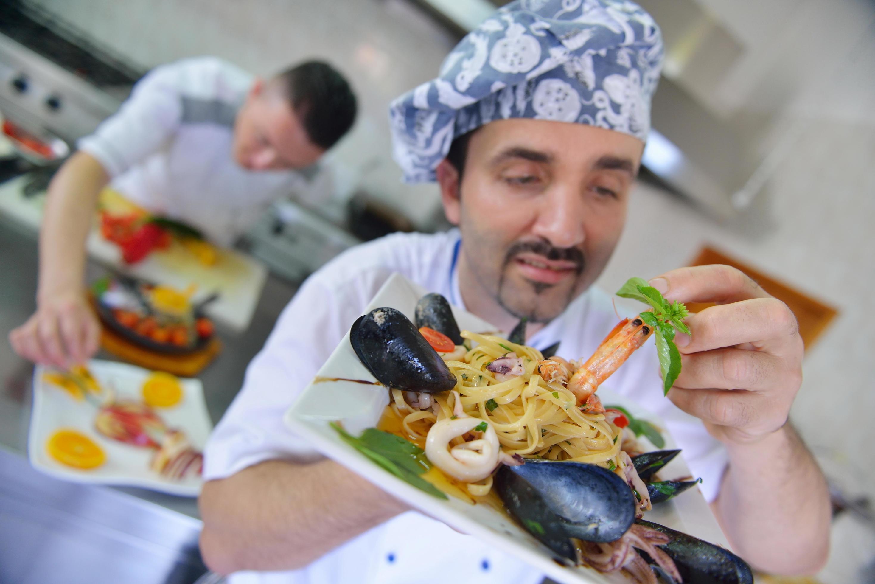 
									chef preparing food Stock Free