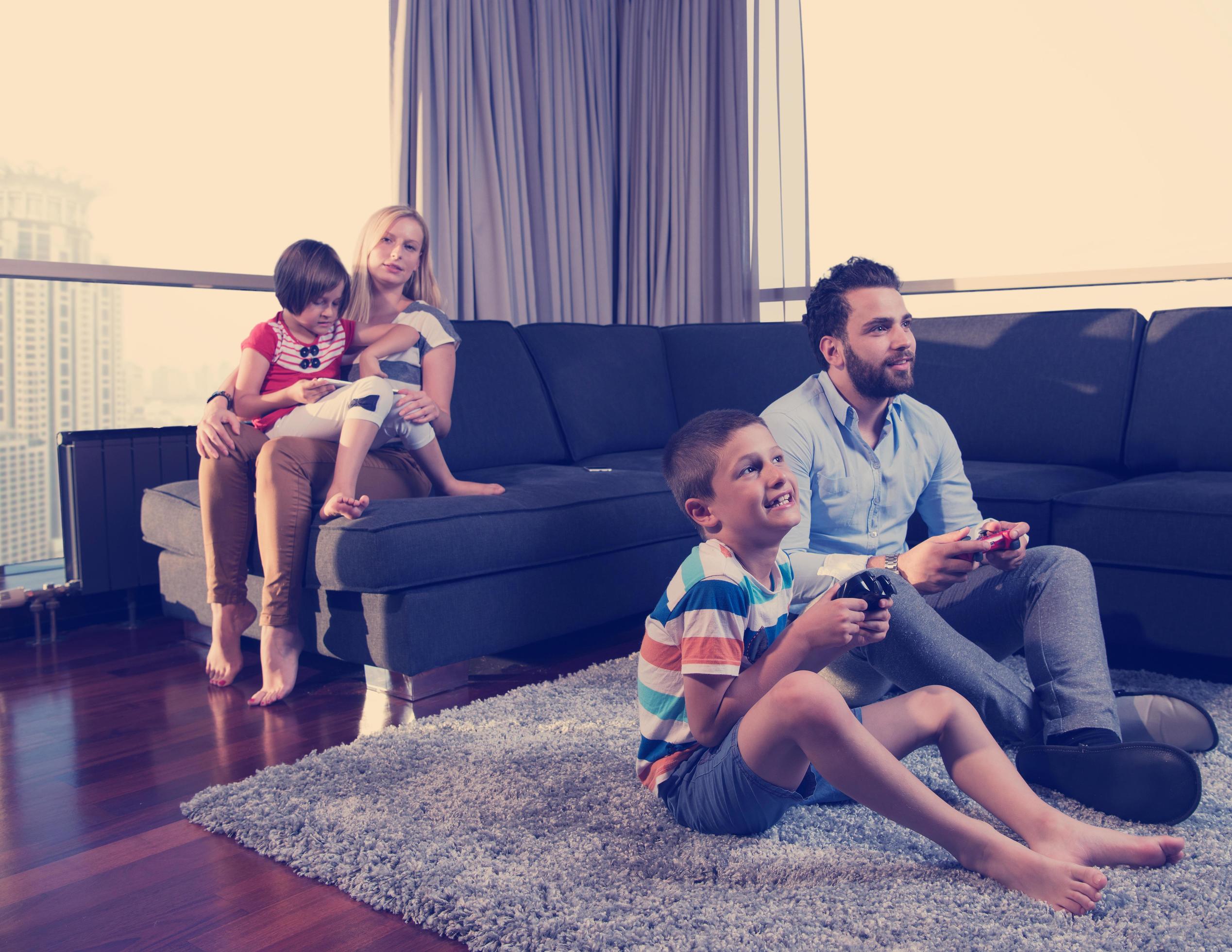 Happy family playing a video game Stock Free