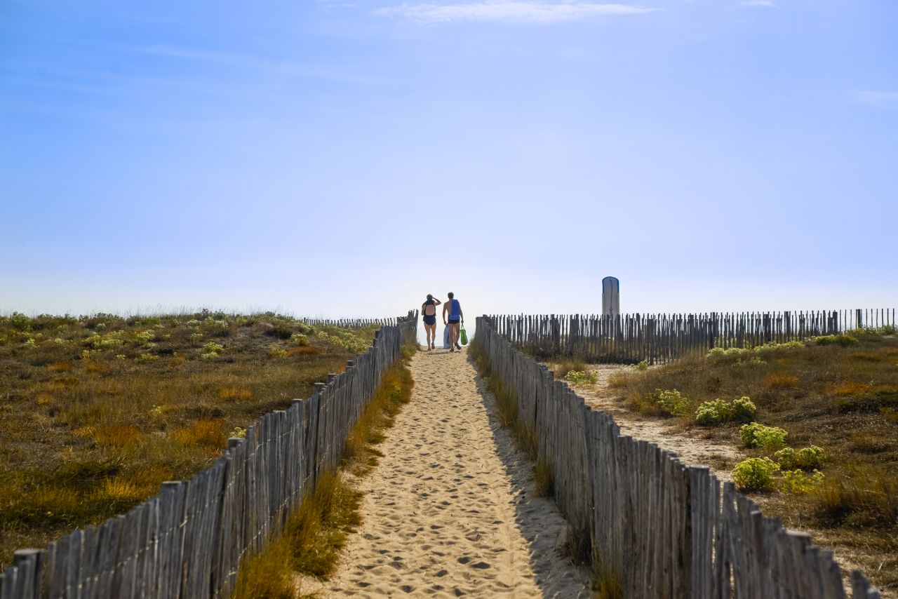 People walking to the beach Stock Free