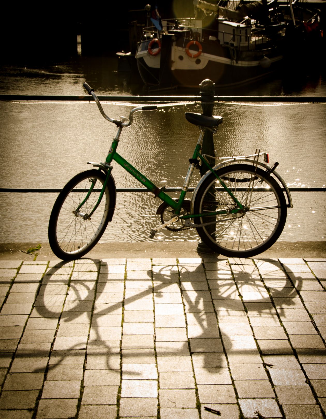 Parked bicycle Stock Free