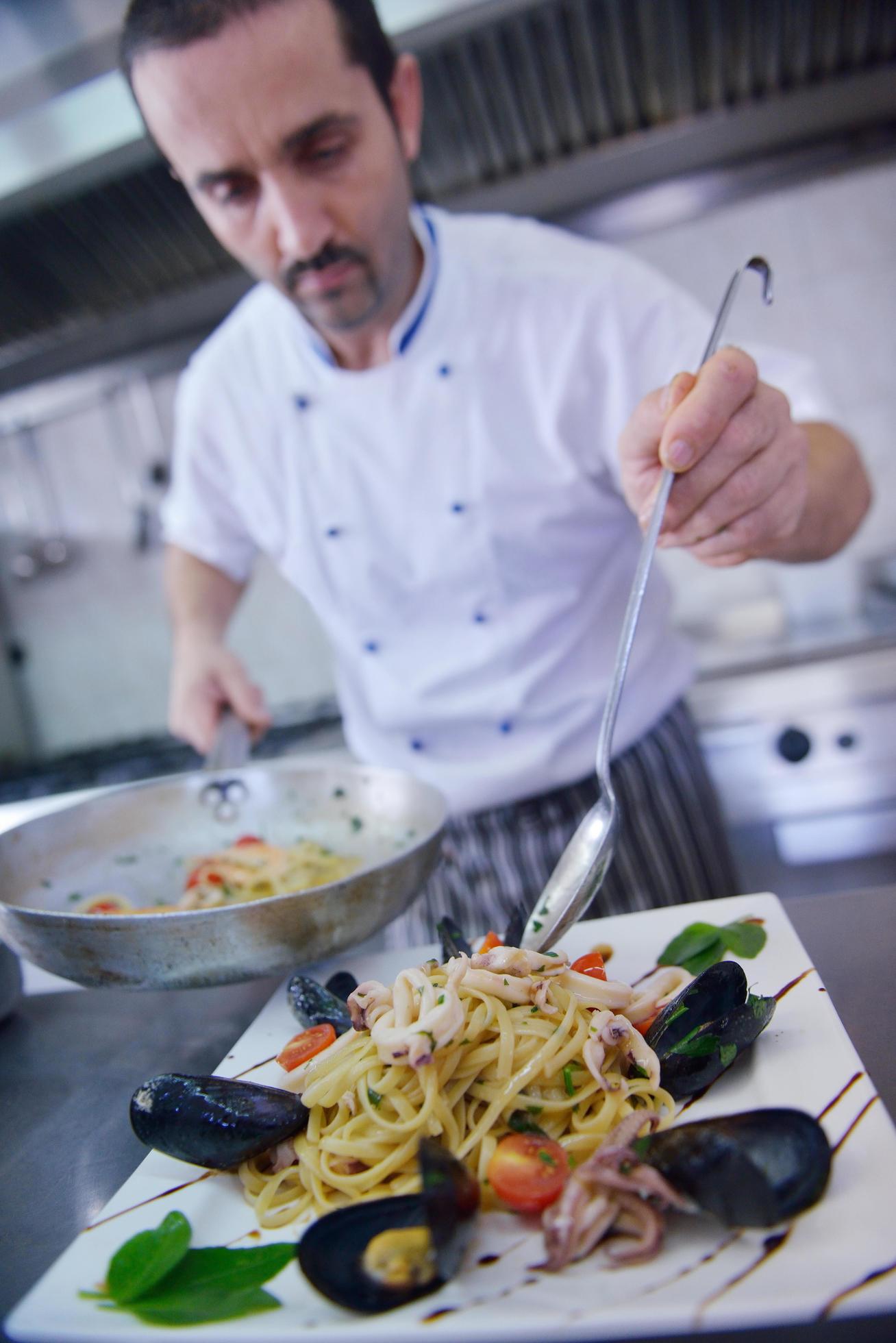 chef preparing food Stock Free