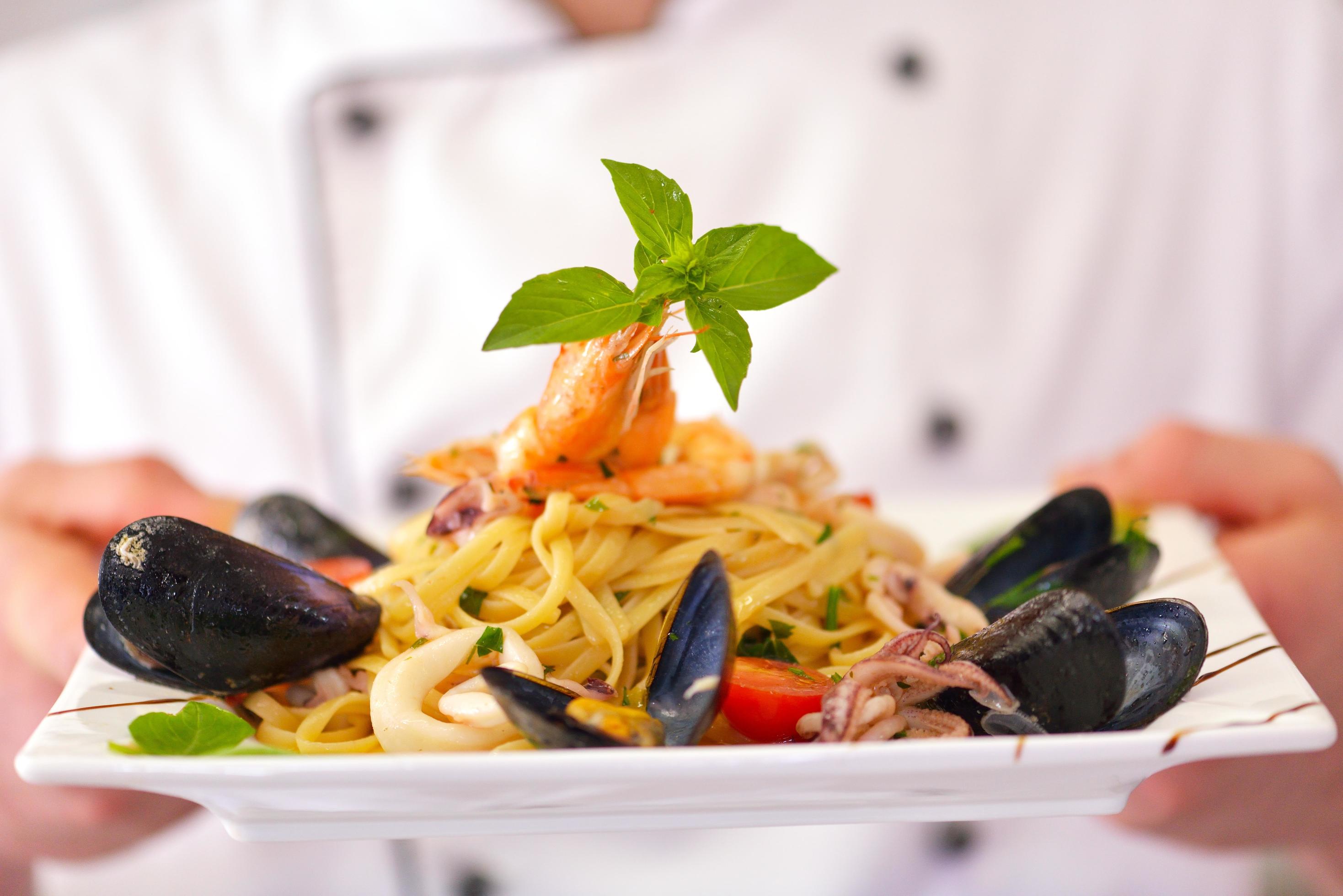 Chef preparing food Stock Free