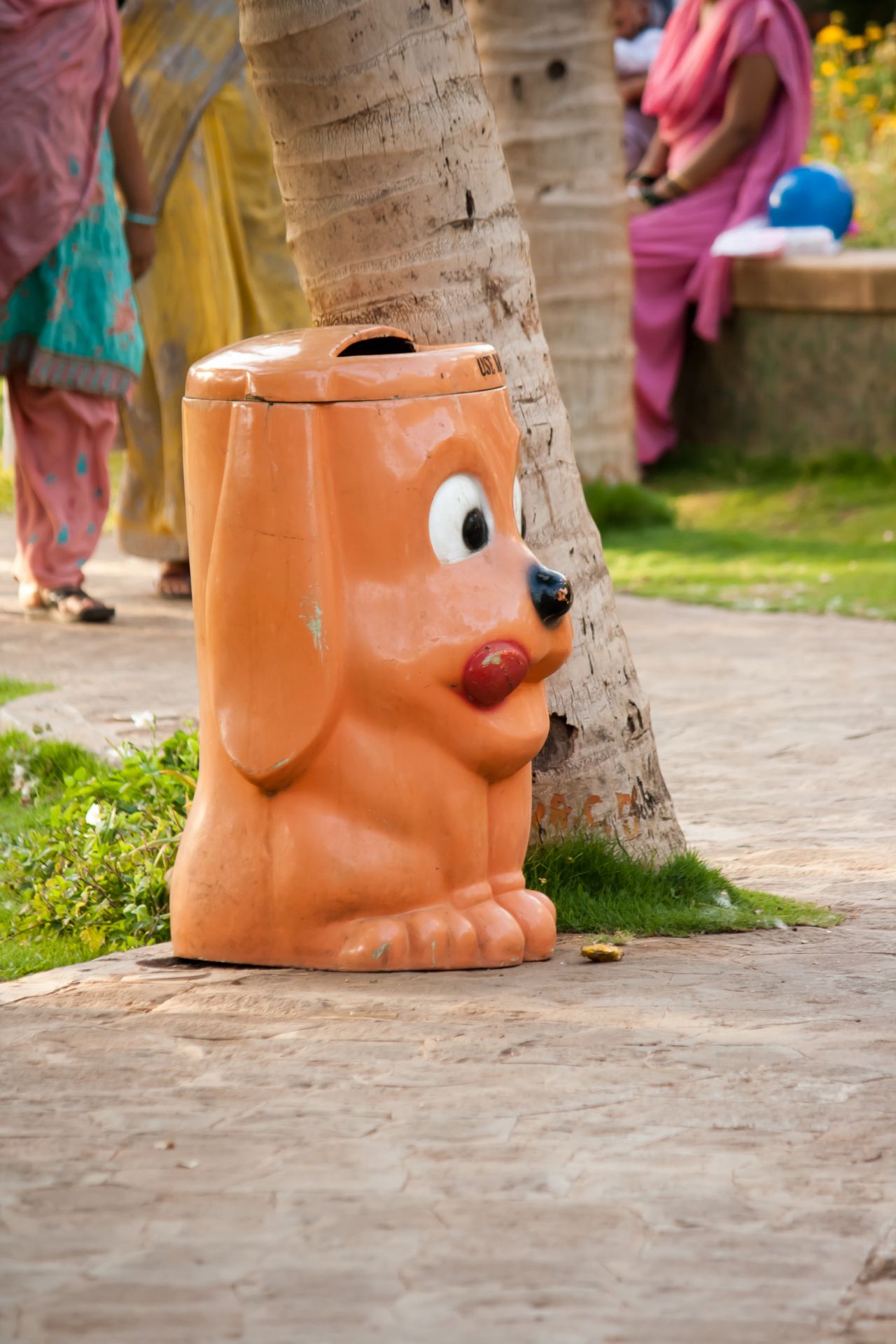 Dog Shaped Dustbin Stock Free