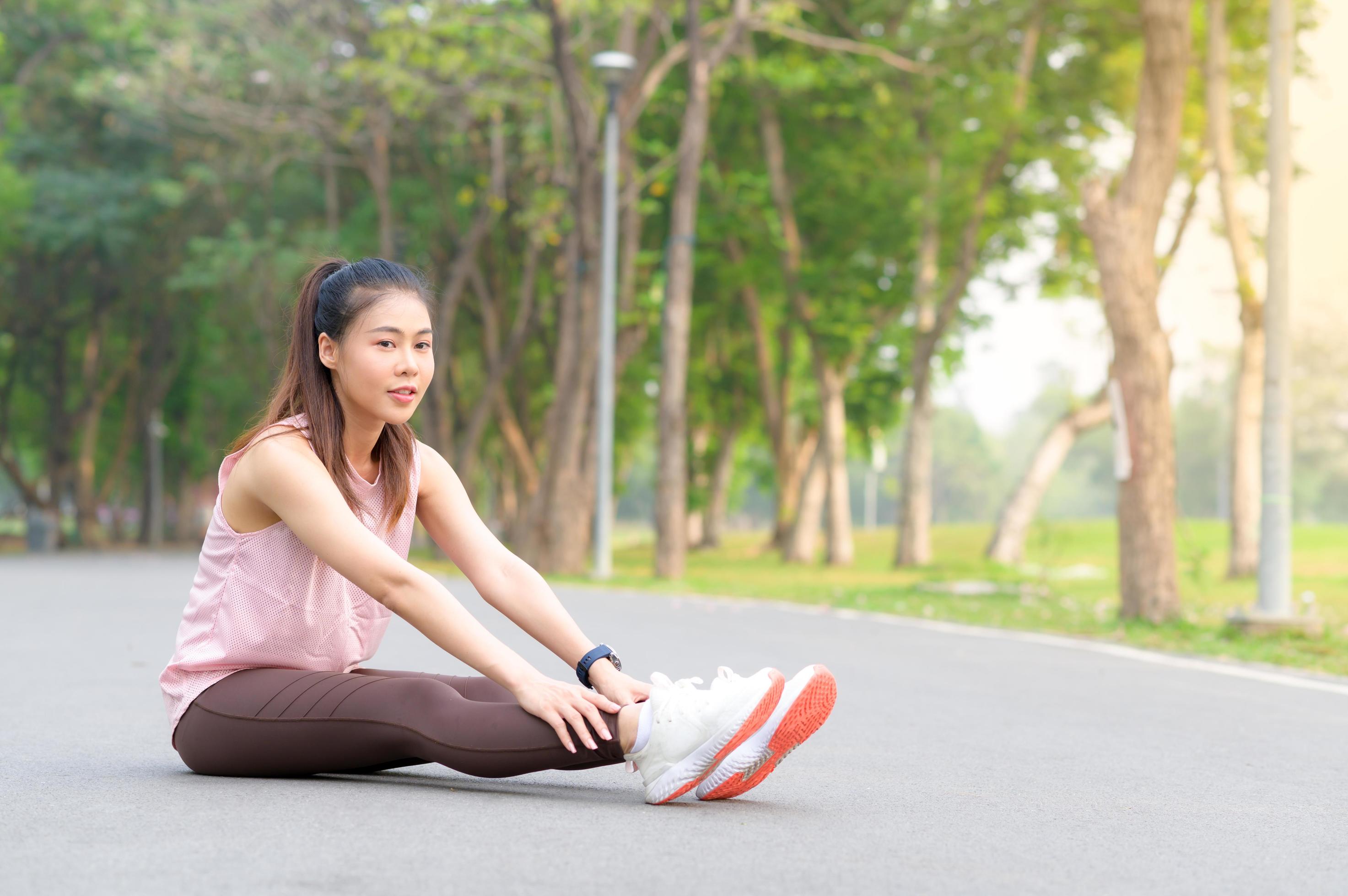 Beautiful Asian women exercise in the park every morning, It is a lifestyle for relaxation and good health of the body Stock Free