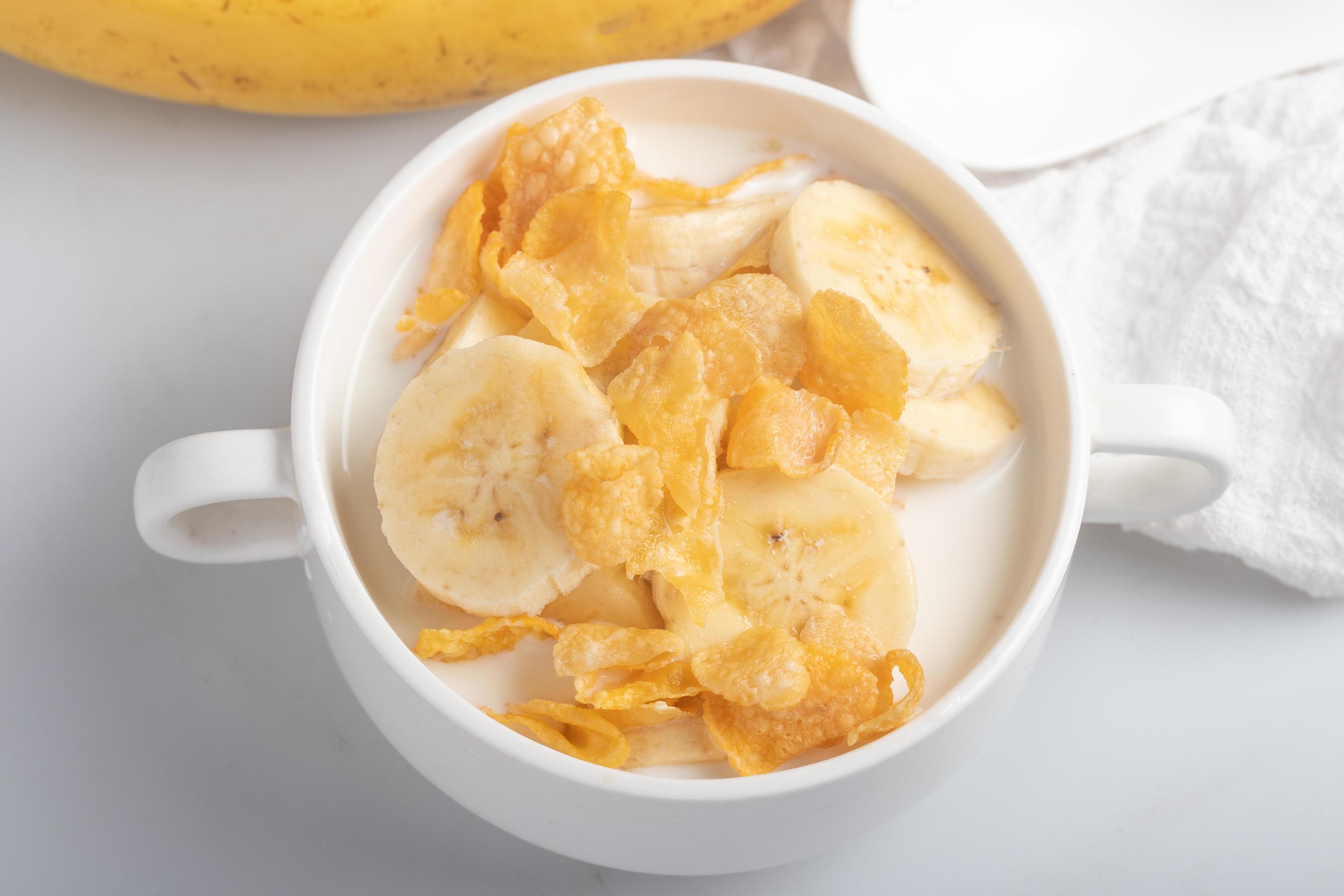 Cornflakes breakfast, banana, fresh milk, healthy food Stock Free