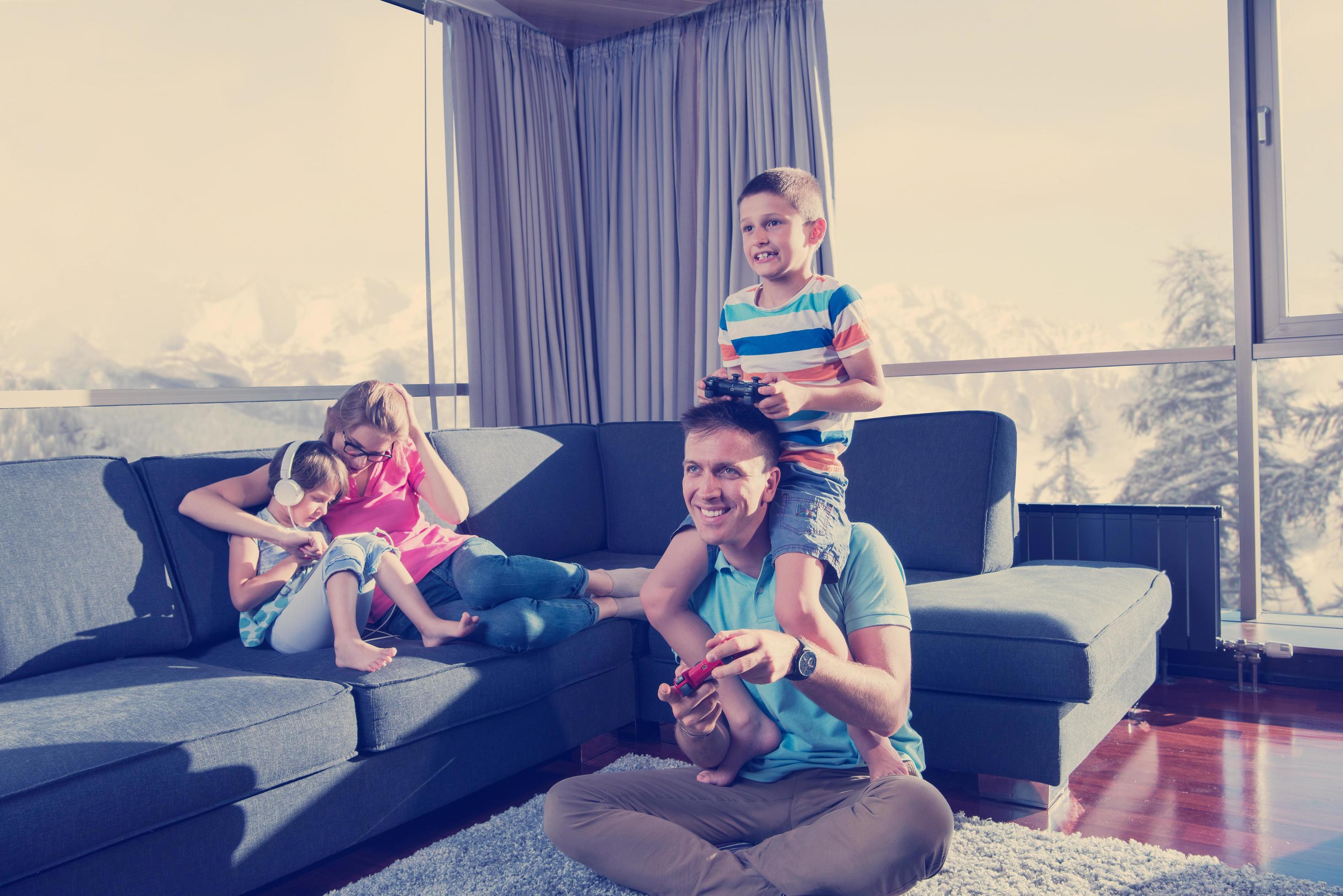 Happy family playing a video game Stock Free