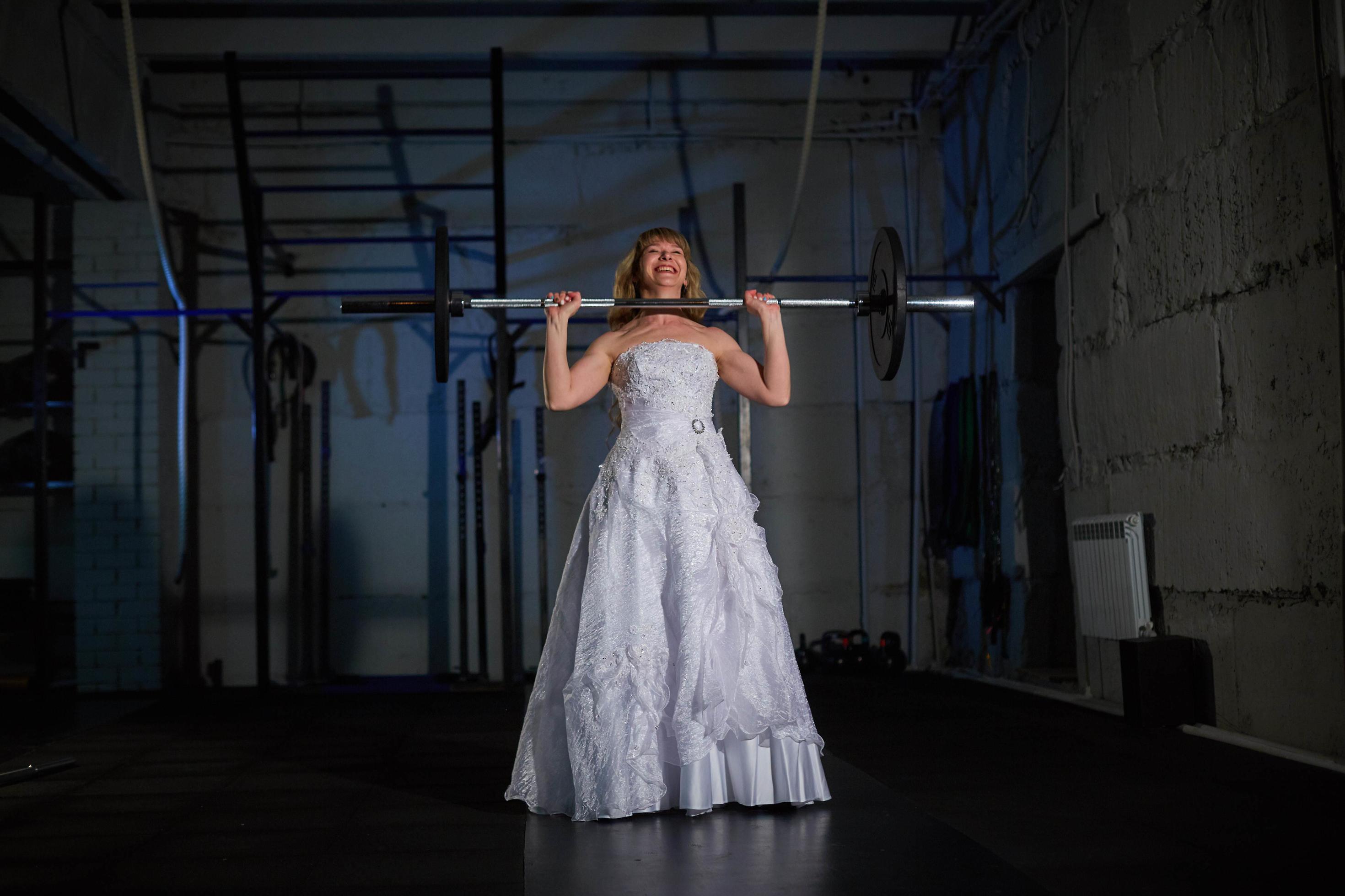 the bride in the gym. cross fit, healthy lifestyle Stock Free