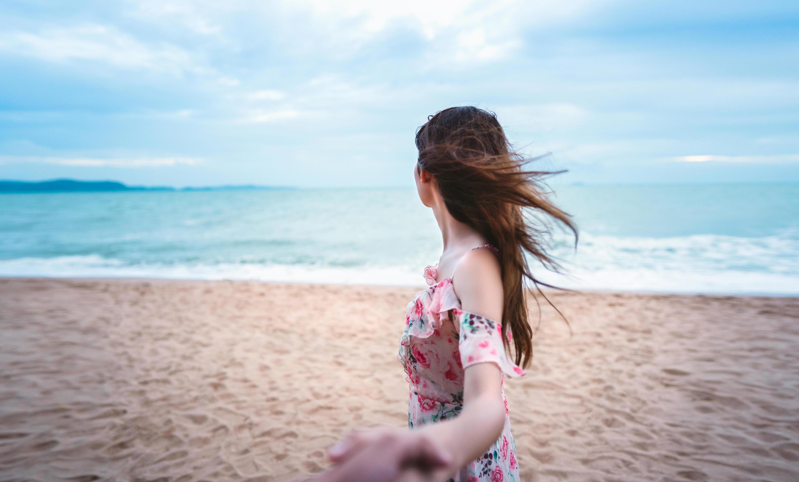 In sunset sky summer honeymoon couple holding hand Stock Free