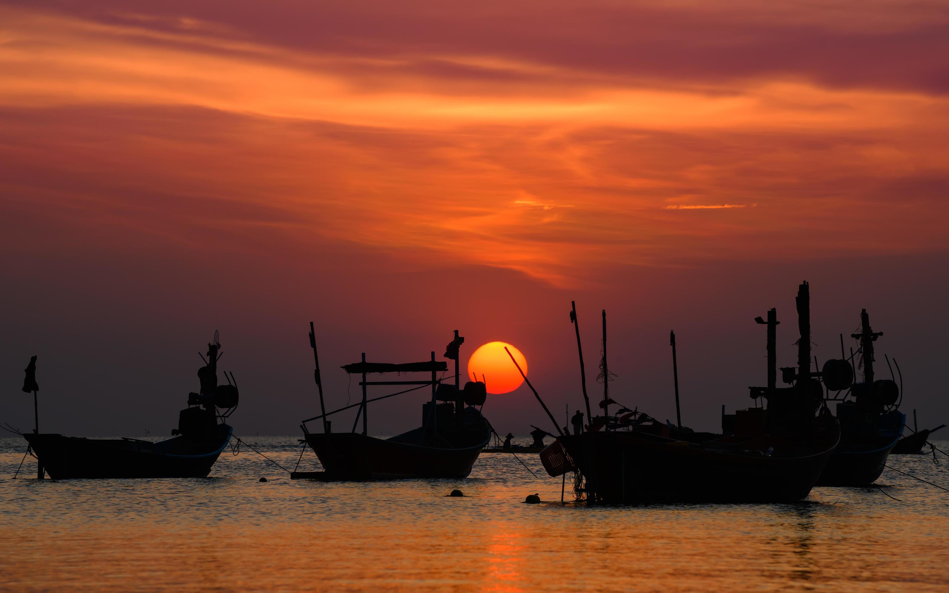 Silhouette Fishery wooden boat with sunset sky low lighting. Stock Free