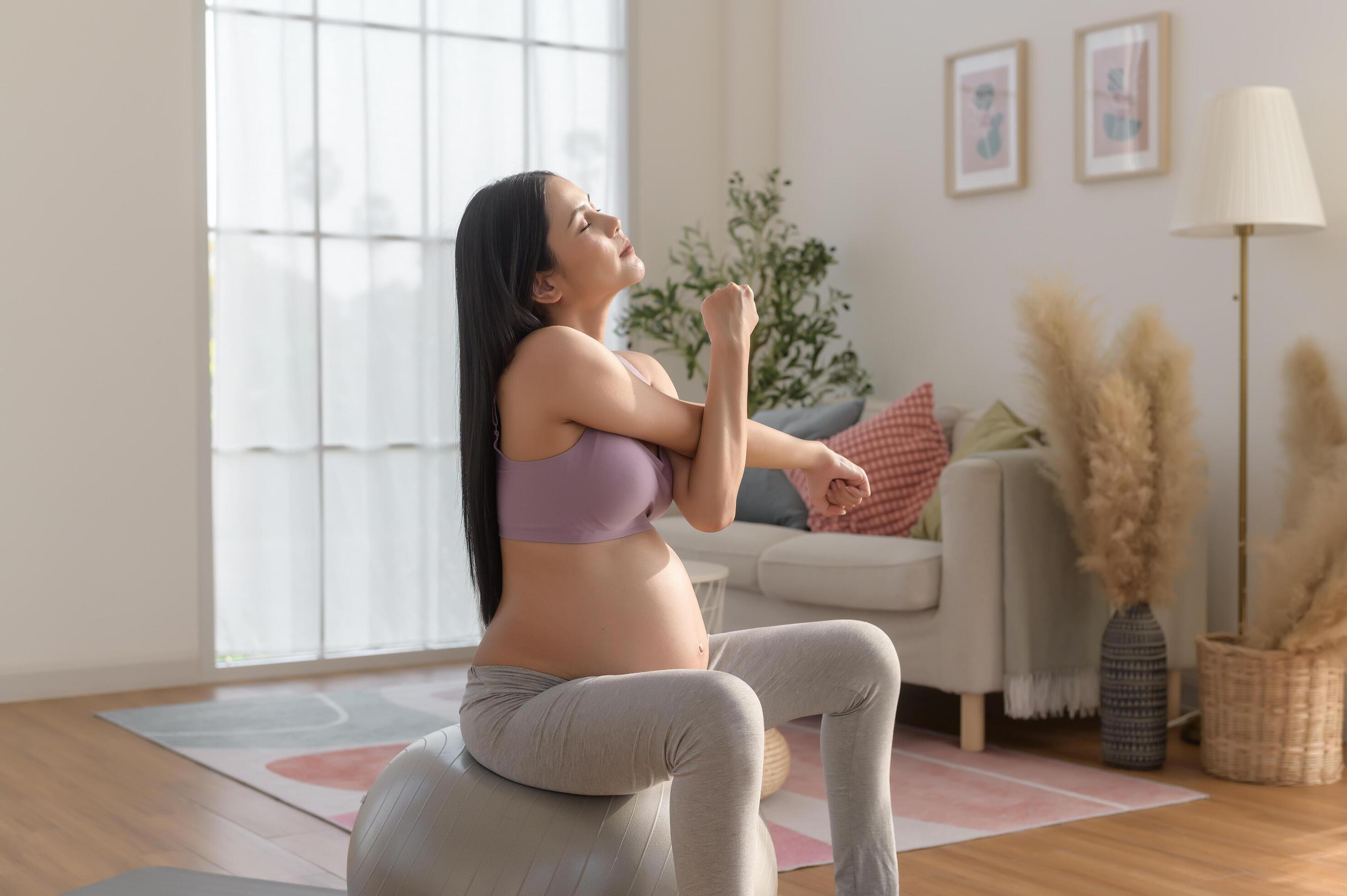 
									Healthy pregnant woman exercising and doing prenatal yoga, meditation, working out, yoga, pregnancy concept. Stock Free