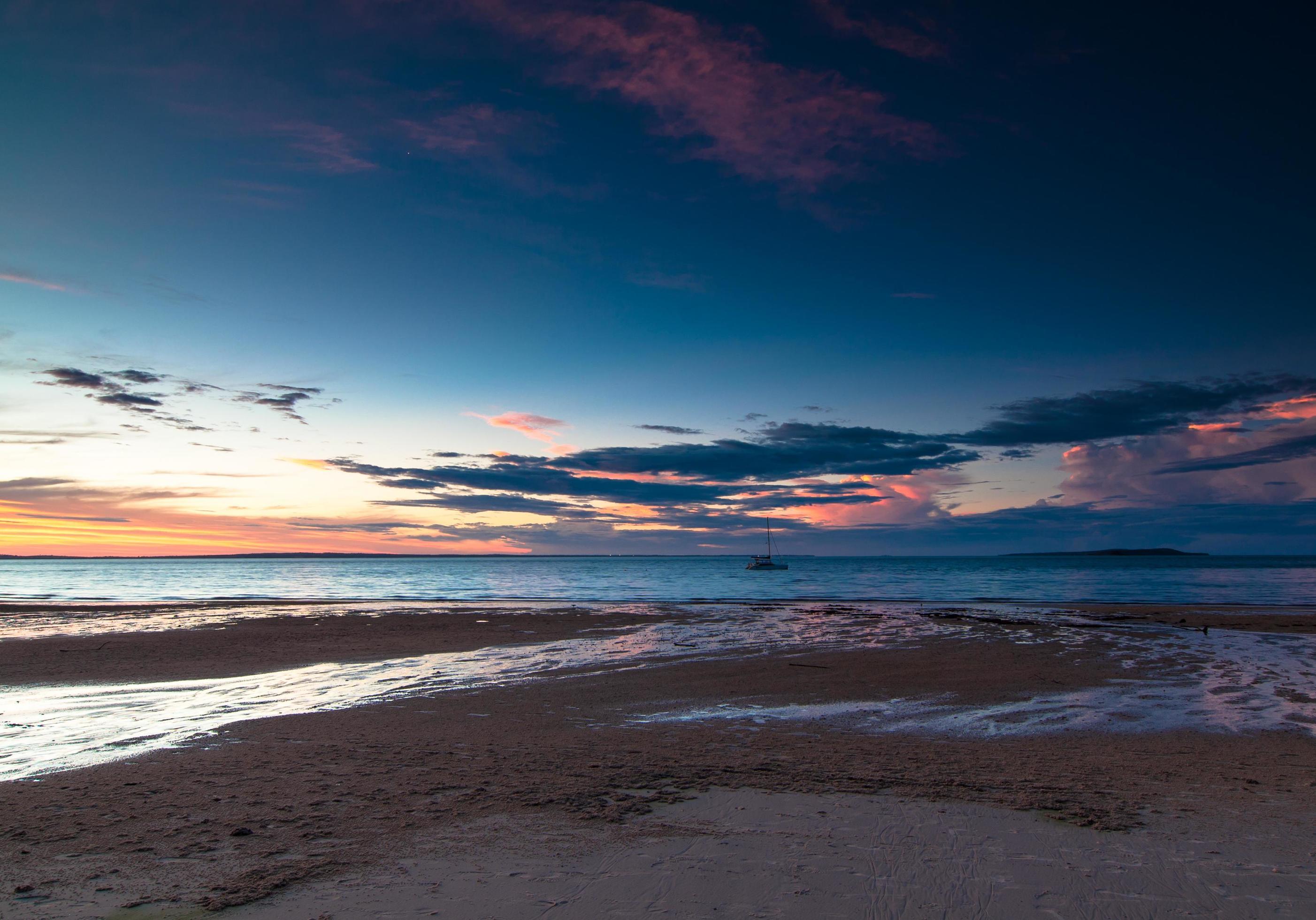 Long-exposure of a sunset over the ocean Stock Free