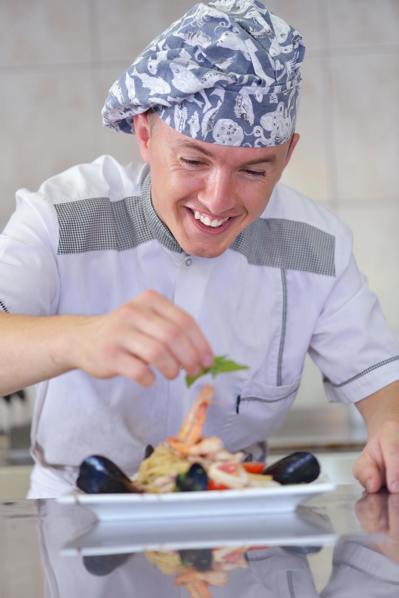 Chef preparing food Stock Free