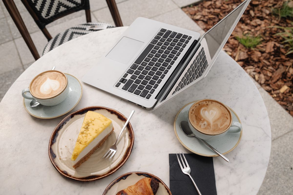 Coffee Shop Aesthetic: Neutral Tones and Chic Work Vibes – Cafe Stock Photos Stock Free