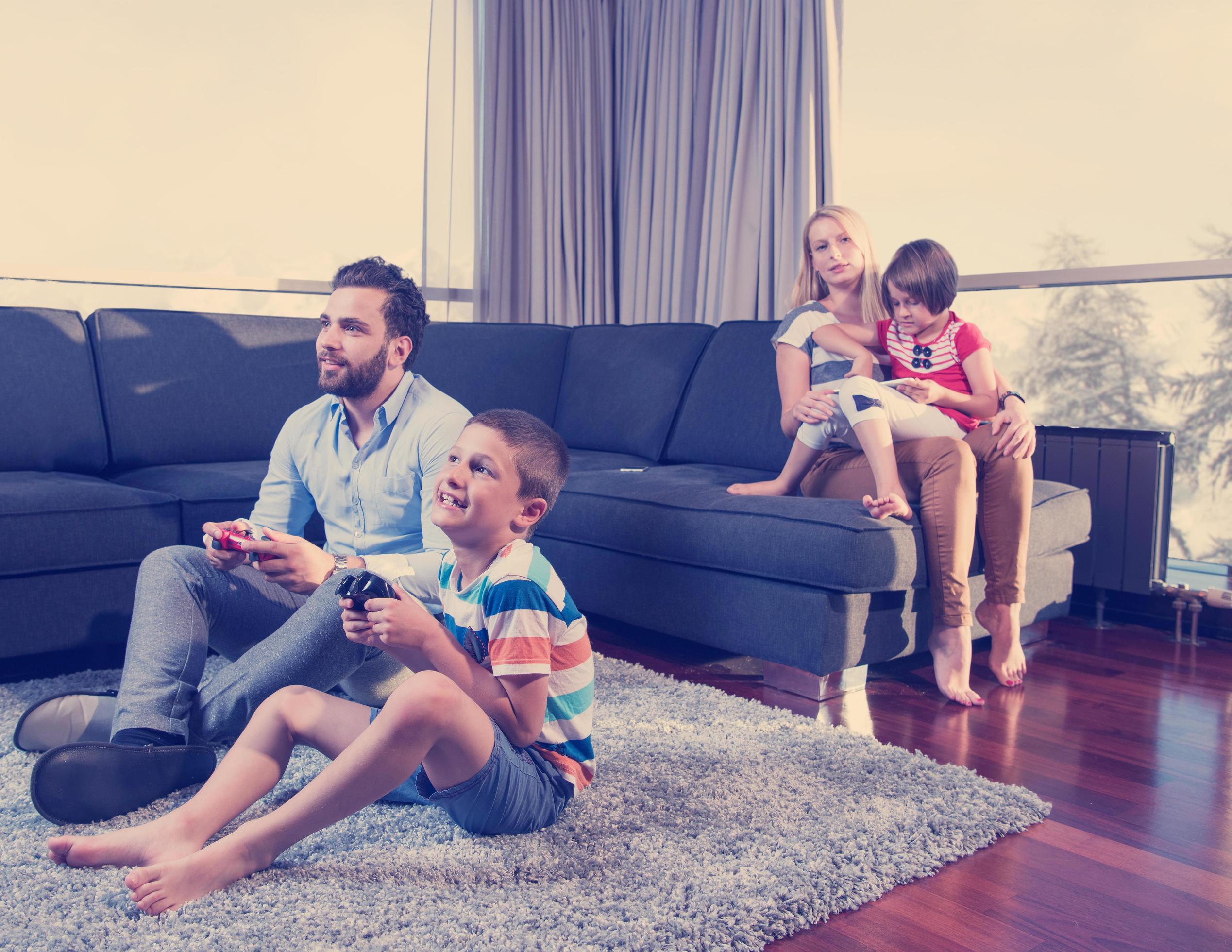 Happy family playing a video game Stock Free