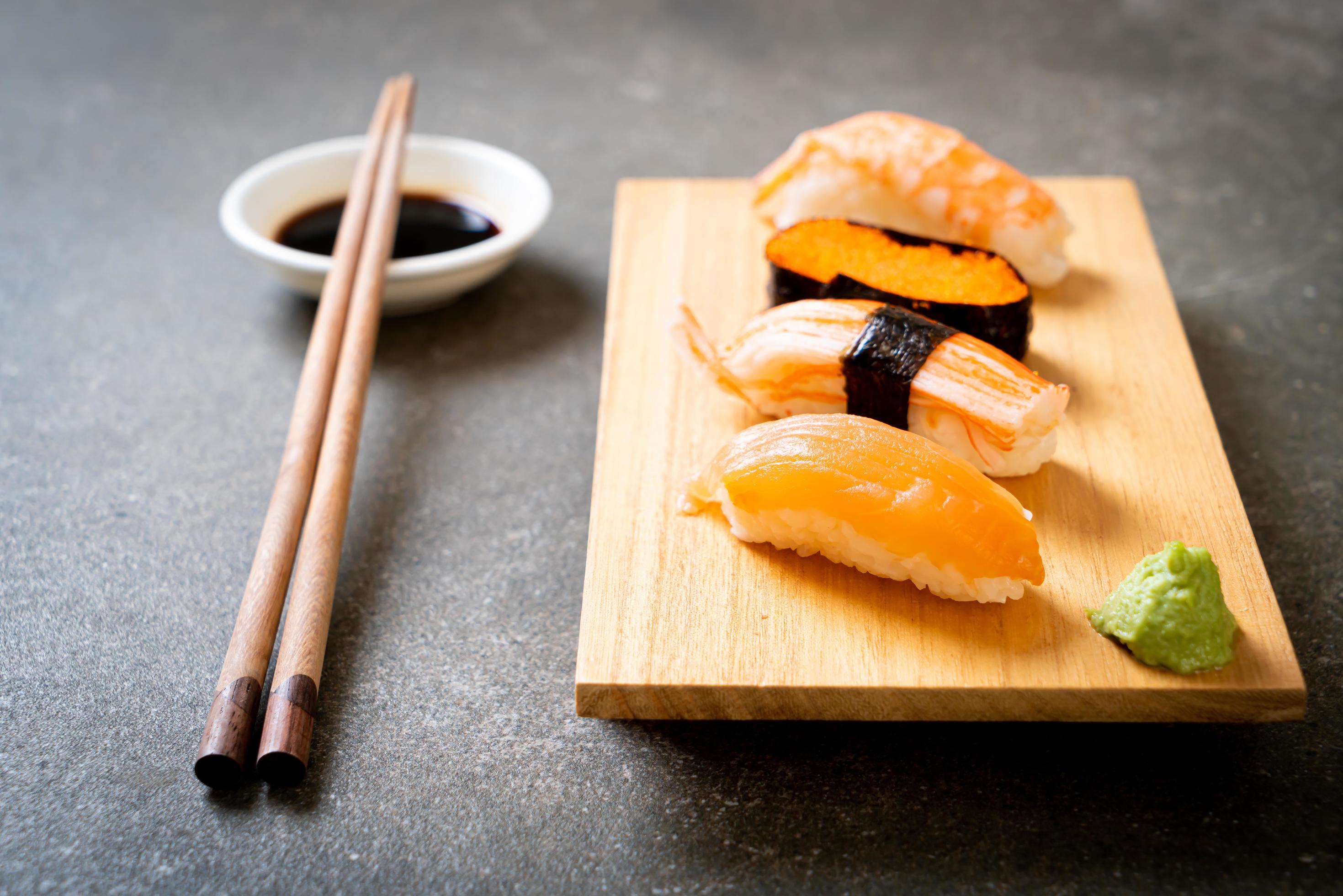 Mixed sushi set – Japanese food style Stock Free