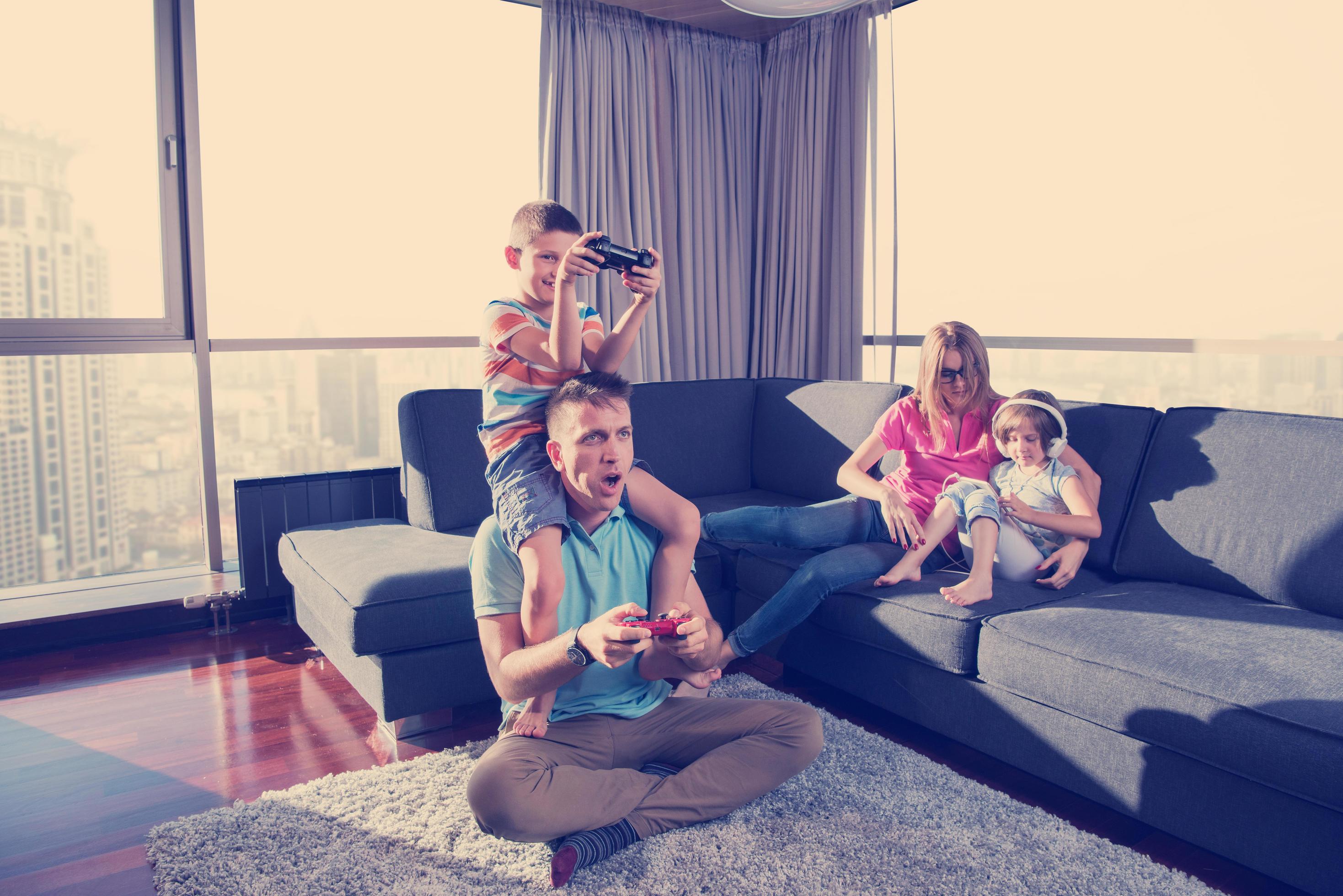 Happy family playing a video game Stock Free