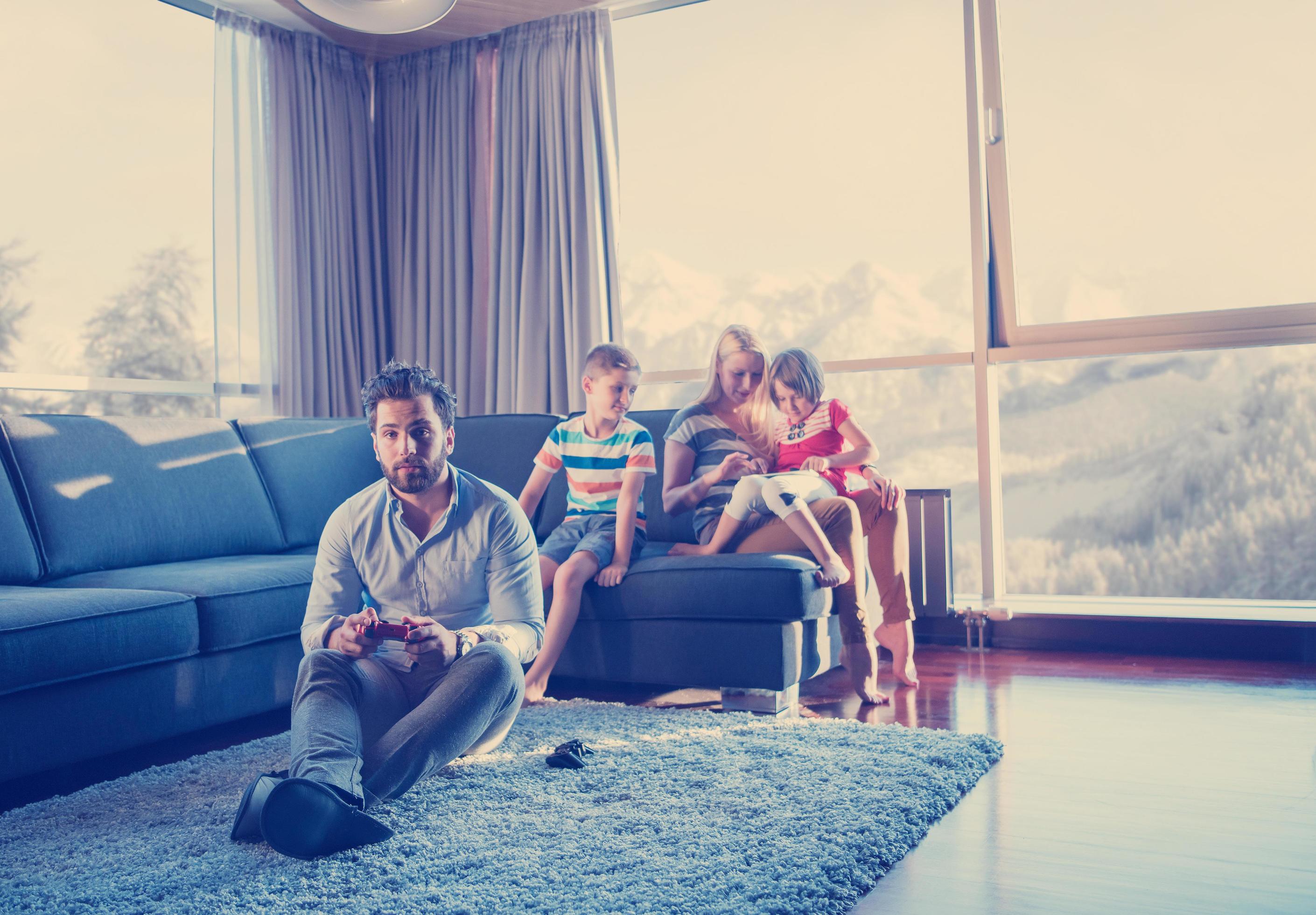 Happy family playing a video game Stock Free